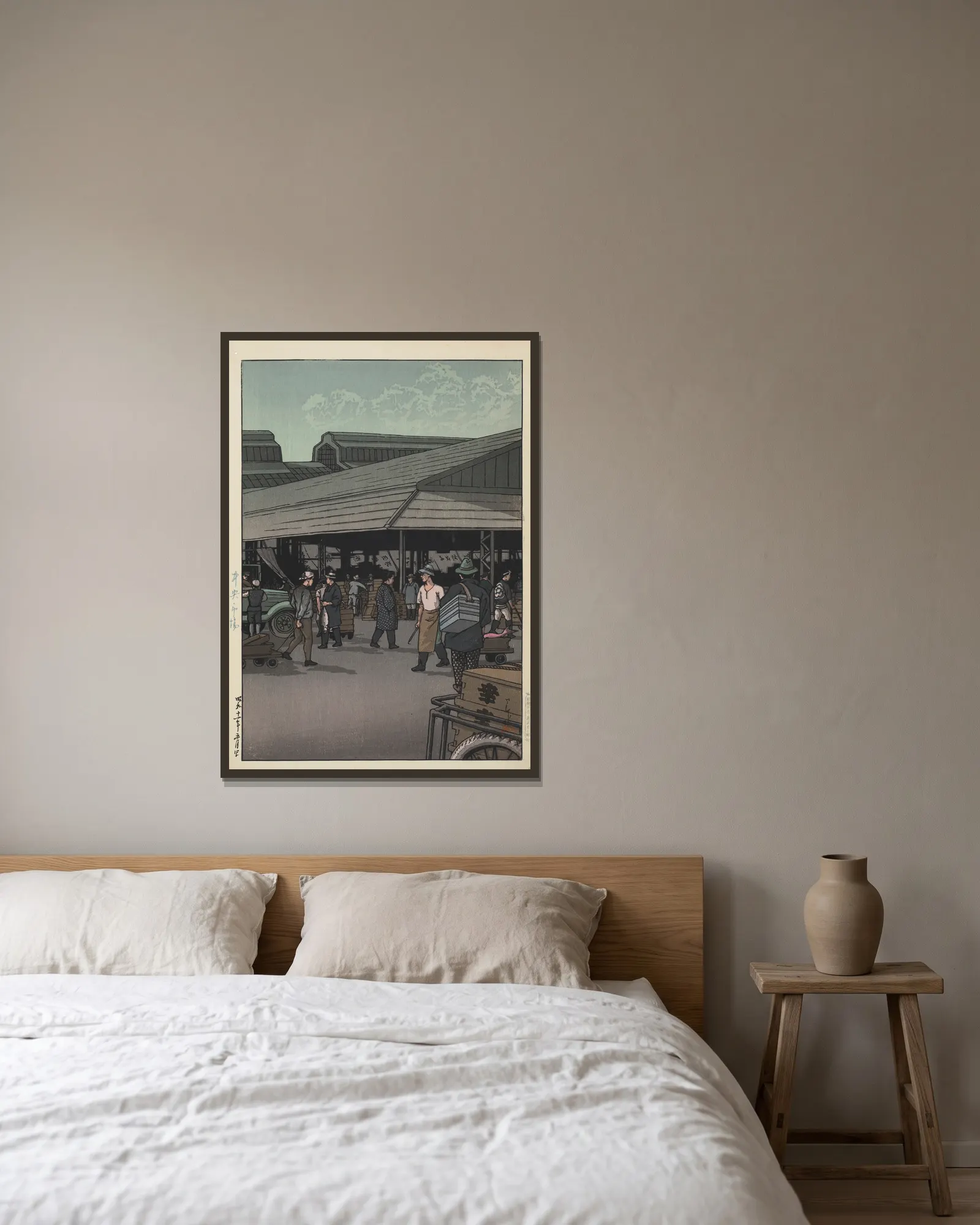 Chuo shijo (The Central Market) av Kawase Hasui inramad på en vägg