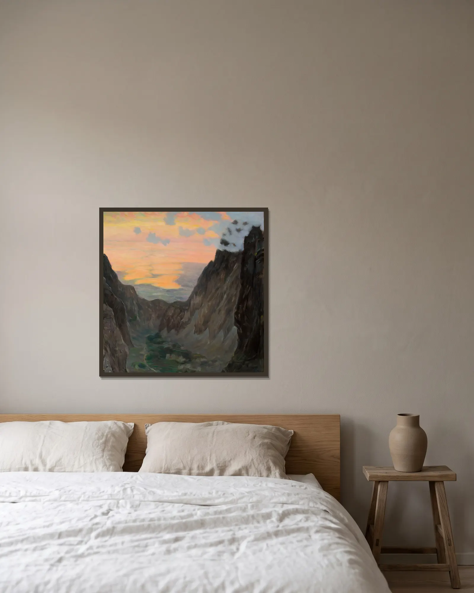 Misty mountains av Kazimierz Stabrowski inramad på en vägg