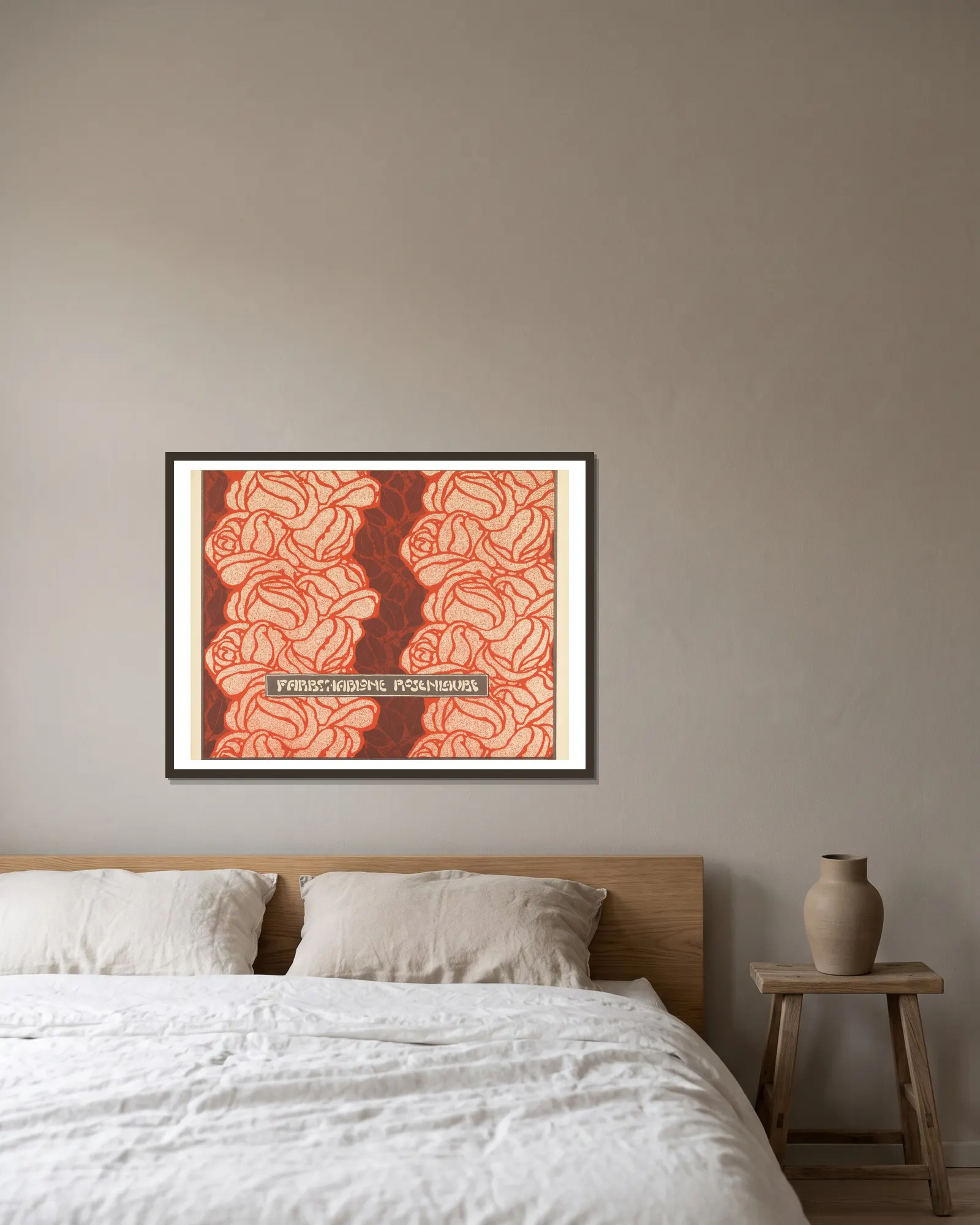 Farbschablone Rosenlaube (Rose Bower Color Stencil) av Koloman Moser inramad på en vägg