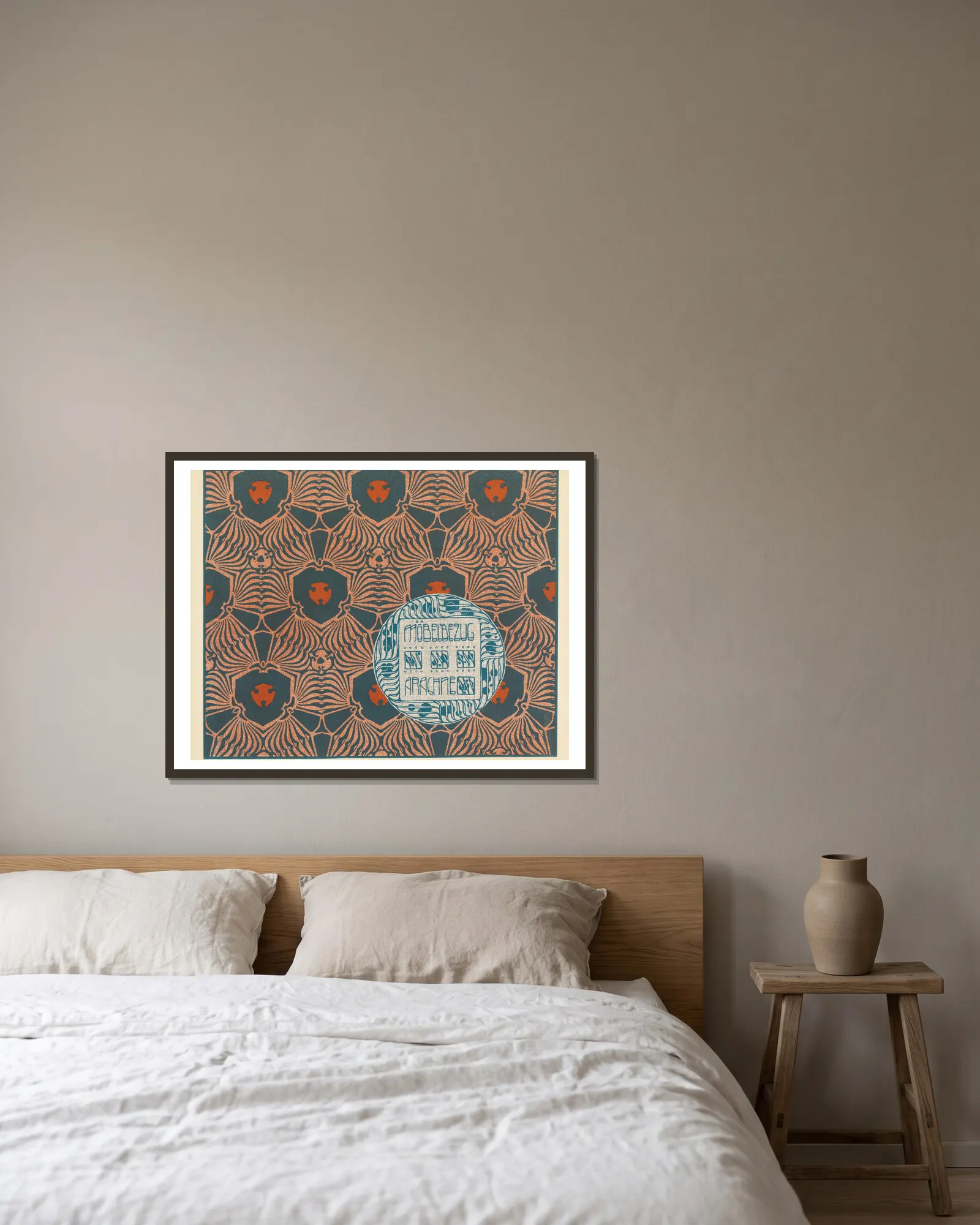 Mobelbezug Arachne (Arachne Upholstery Fabric) av Koloman Moser inramad på en vägg