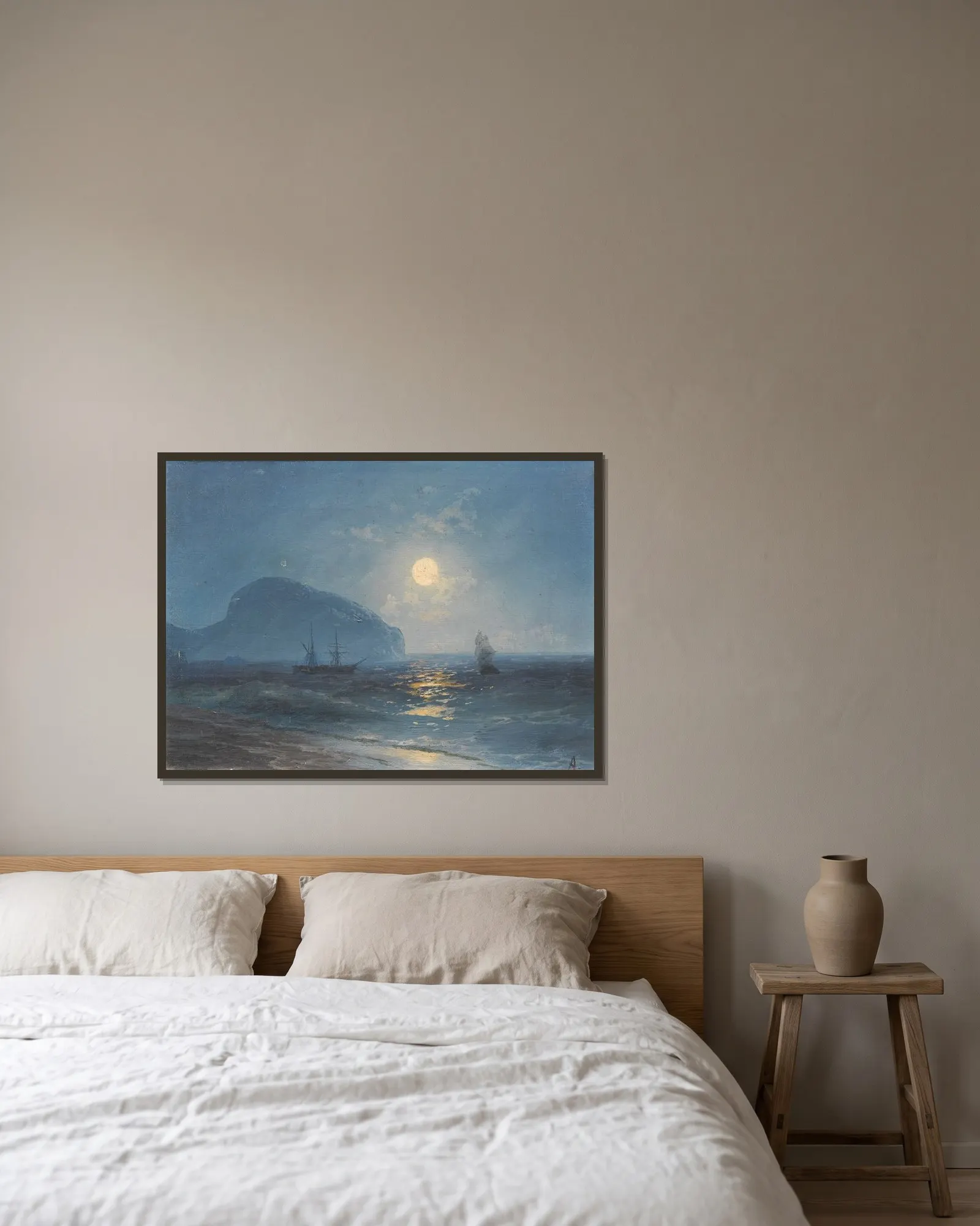 Moonlight av Ivan Konstantinovich Aivazovsky inramad på en vägg