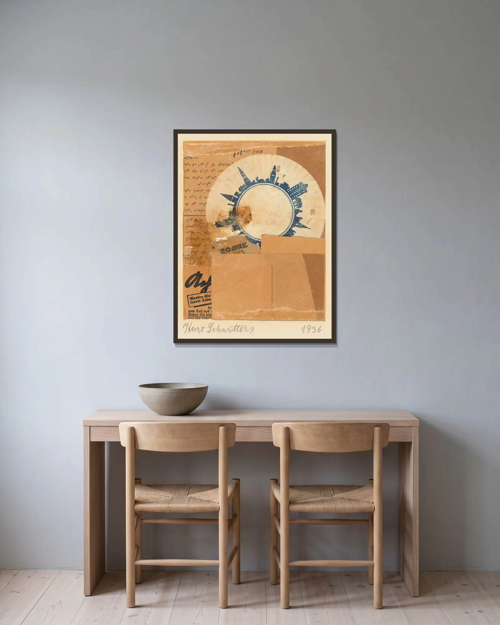 Ohne Titel (20 ØRE, mit Koranseiten), 1936 av Kurt Schwitters inramad på en vägg