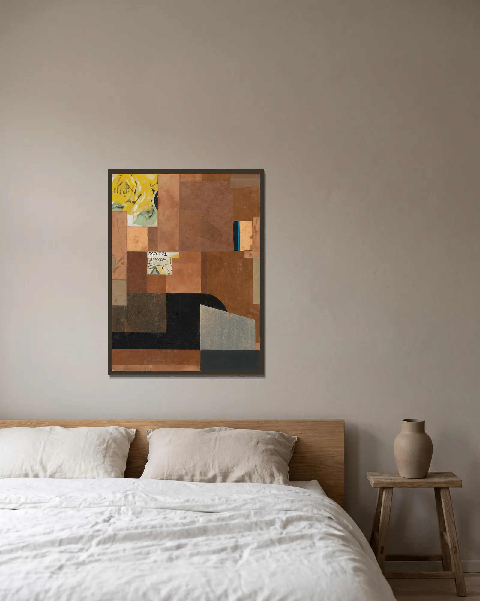 Tea Rose av Kurt Schwitters inramad på en vägg