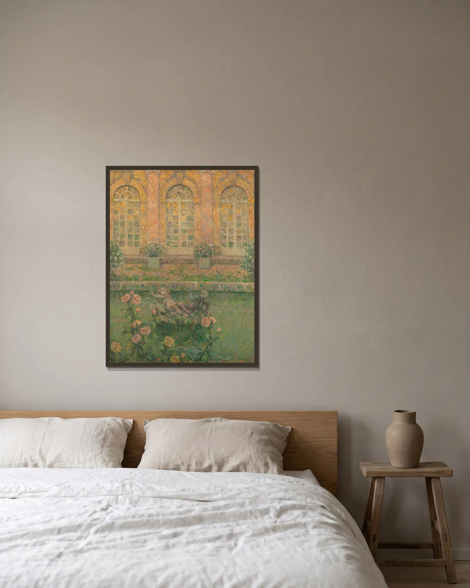 Roses de Trianon av Henri Le Sidaner inramad på en vägg
