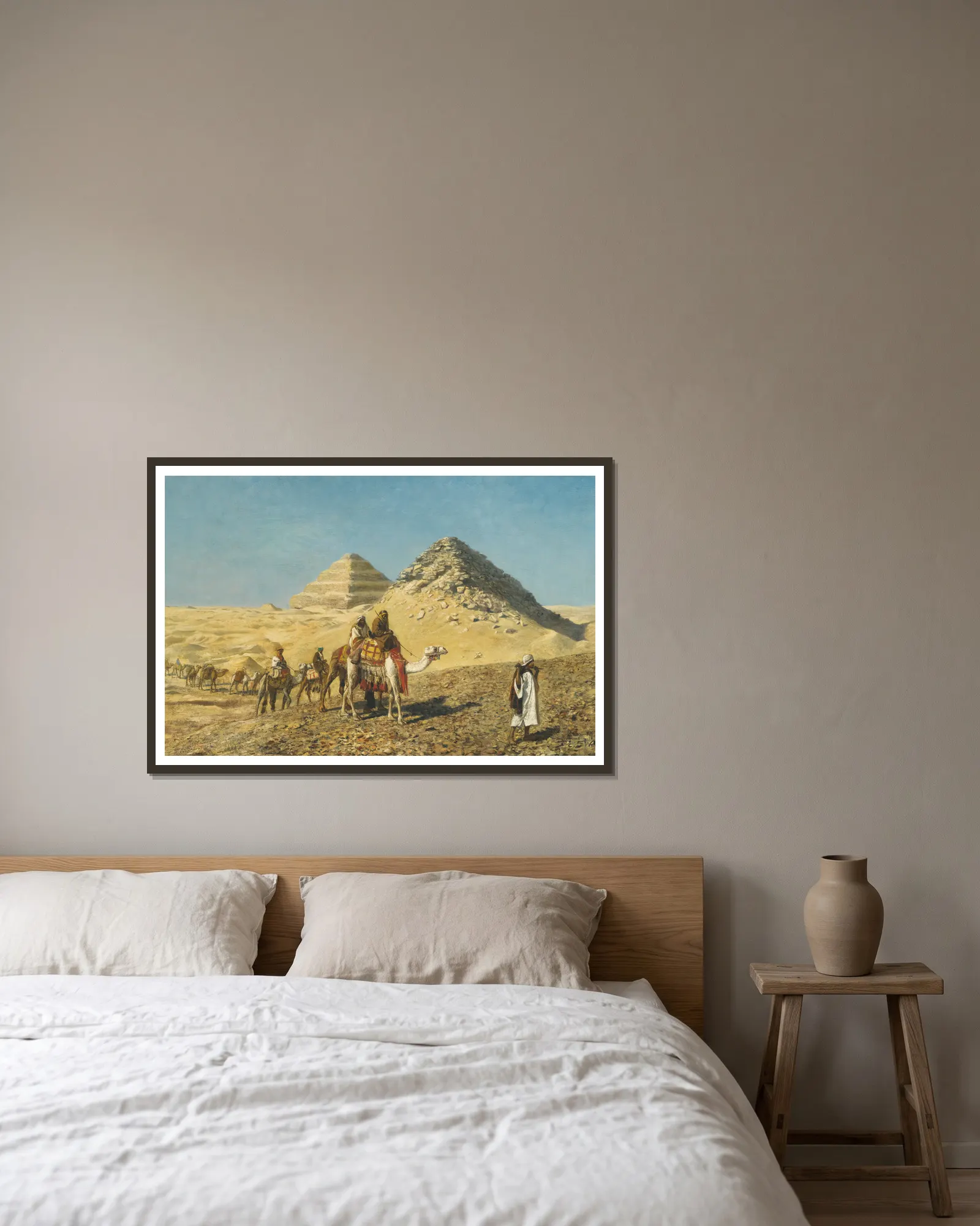 Camel Caravan Amid The Pyramids, Egypt av Edwin Lord Weeks inramad på en vägg