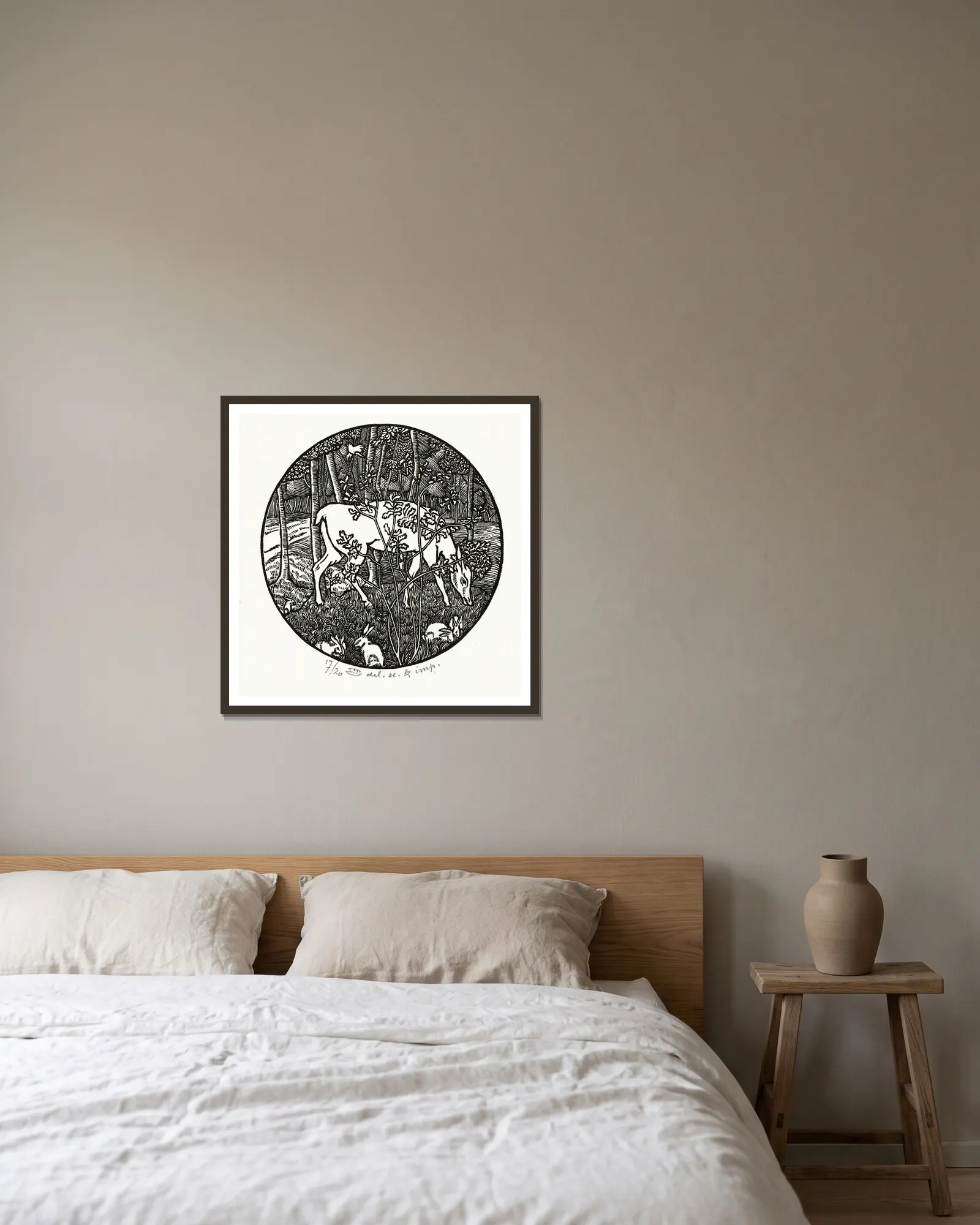 Grazend hert av Lucien Pissarro inramad på en vägg