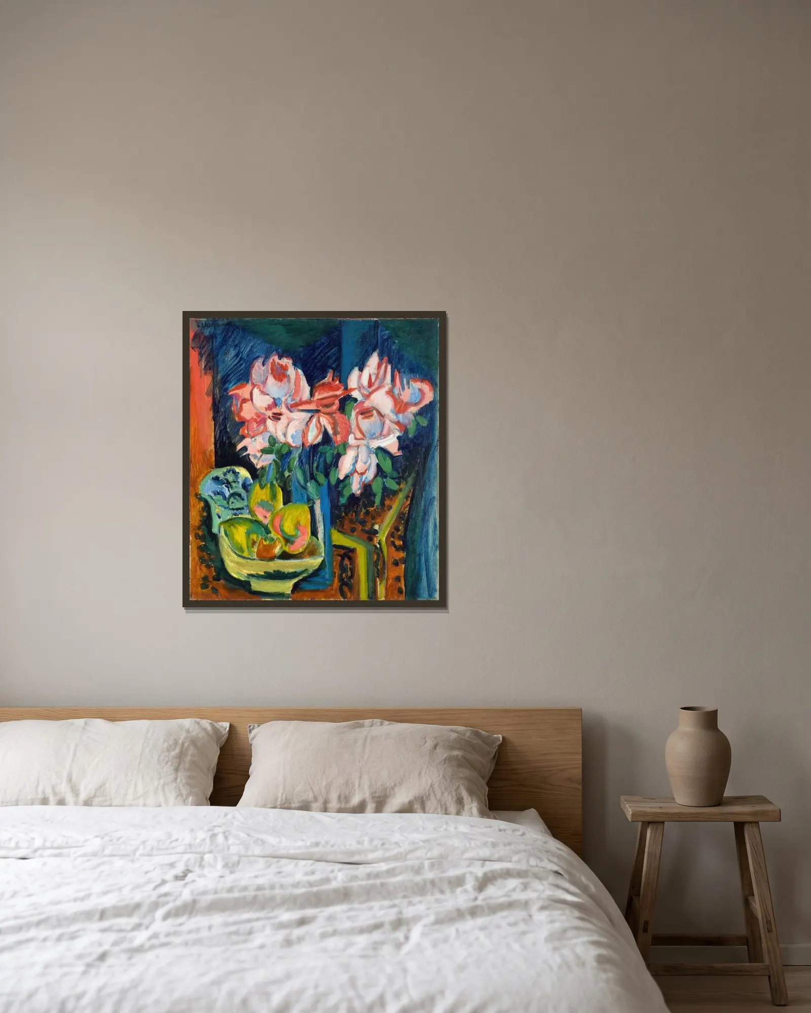 Pink Roses av Ernst Ludwig Kirchner inramad på en vägg