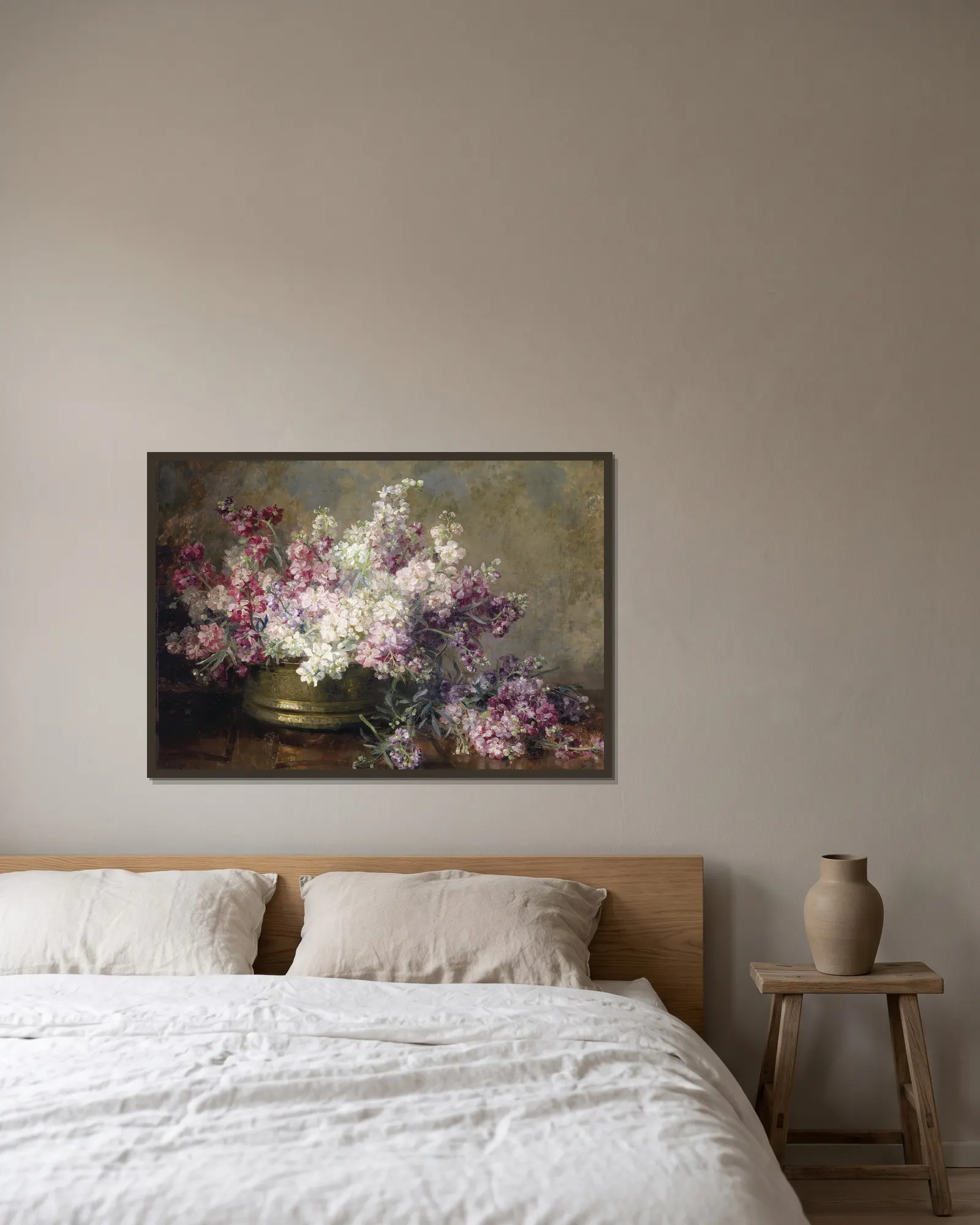Schale mit Blumen av Marie Egner inramad på en vägg