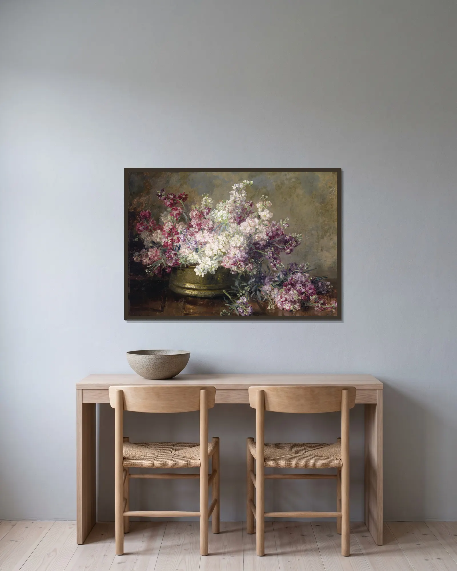 Schale mit Blumen av Marie Egner inramad på en vägg