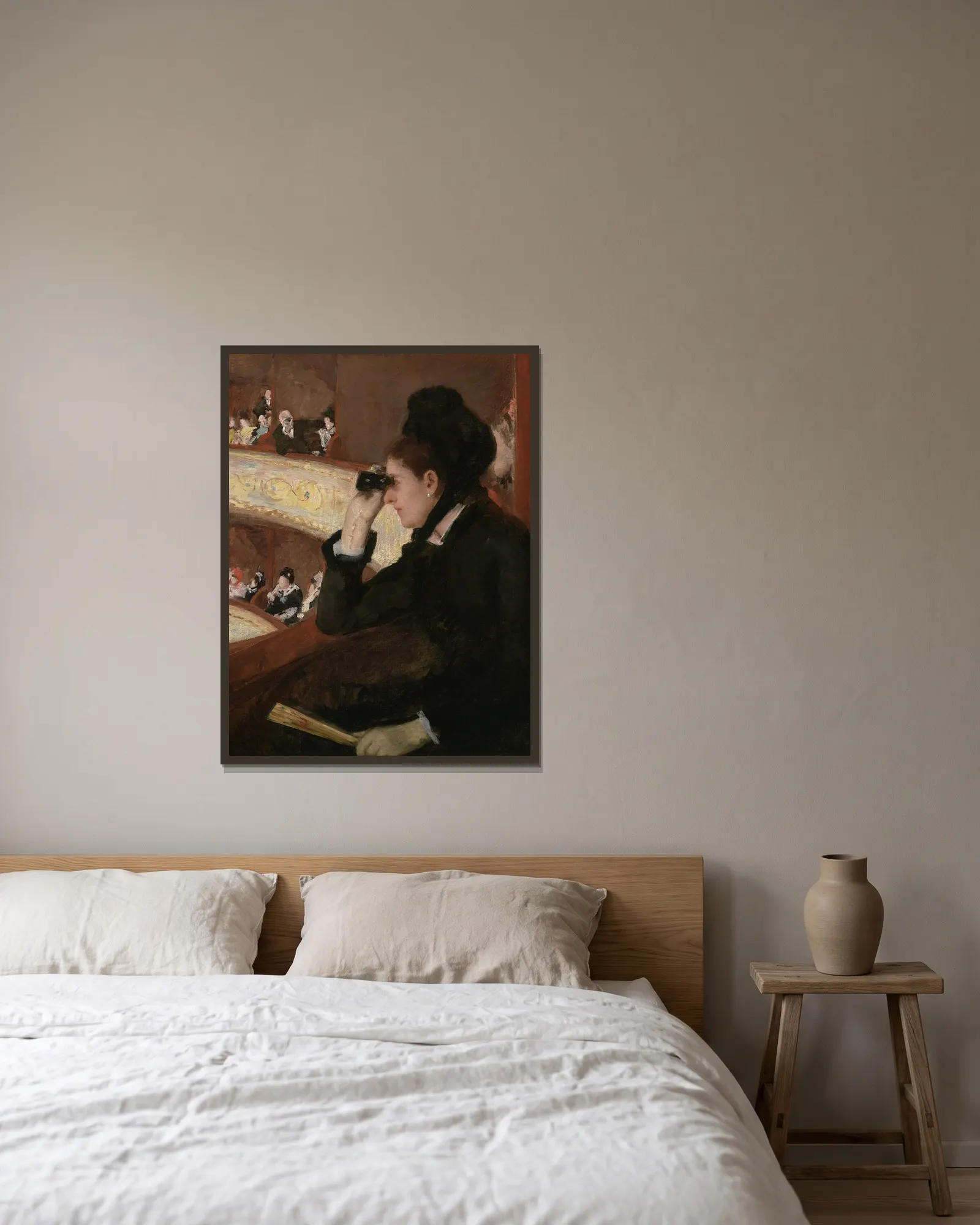 In The Loge av Mary Cassatt inramad på en vägg