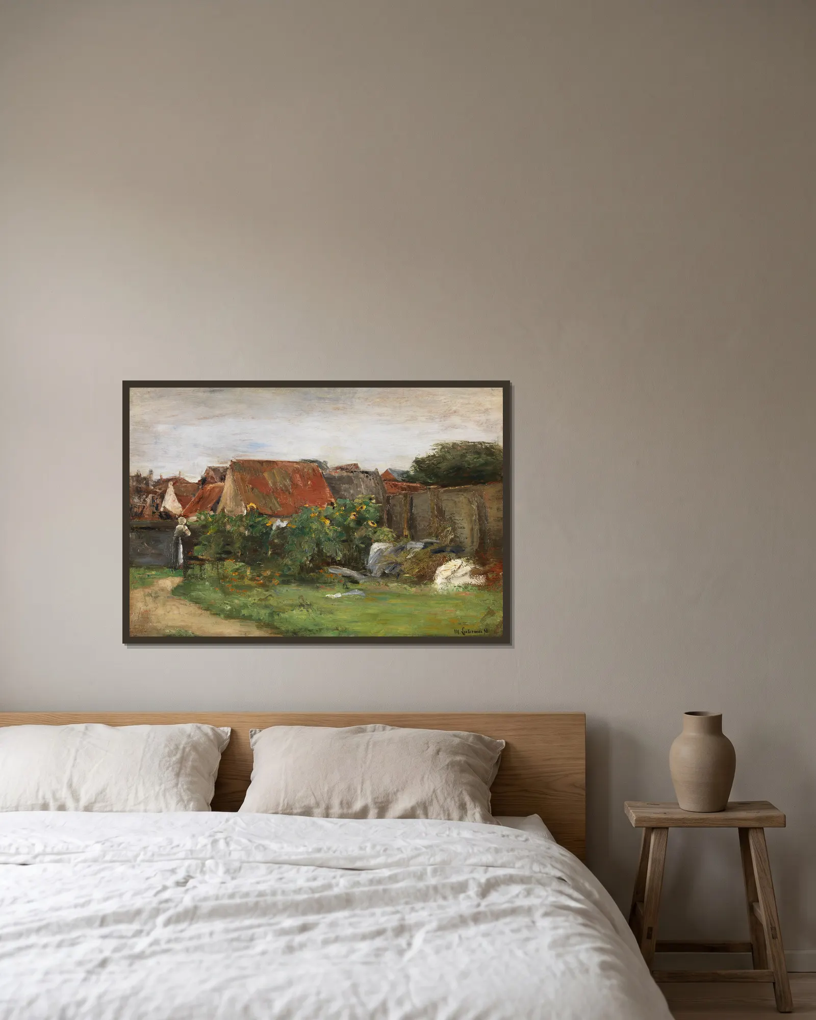 Dorfhäuser mit Sonnenblumen av Max Liebermann inramad på en vägg
