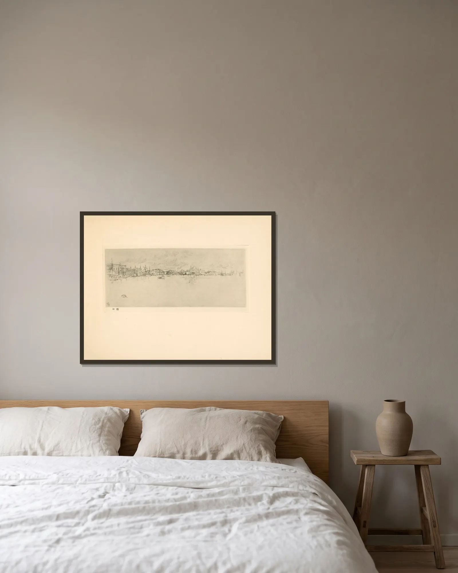 Long Venice – nr 1 av James Abbott McNeill Whistler inramad på en vägg