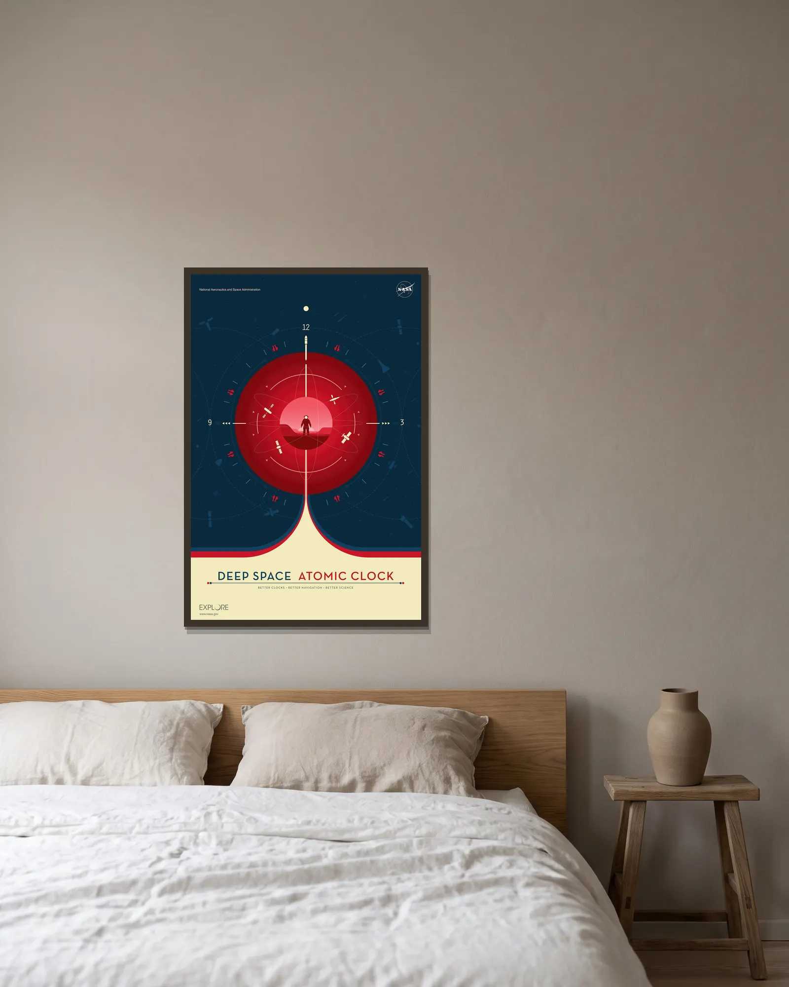 Deep Space Atomic Clock Red av NASA inramad på en vägg