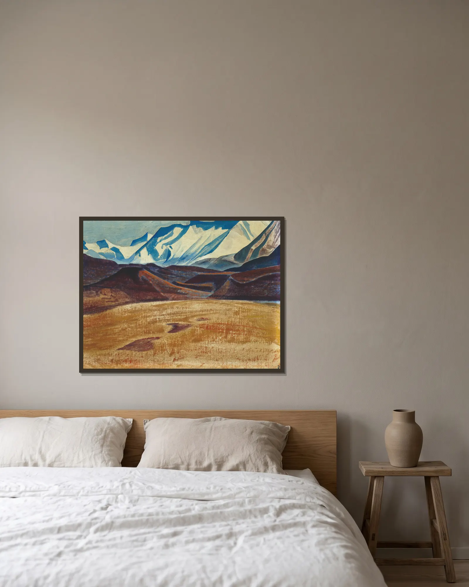 Depsang plains av Nicholas Roerich inramad på en vägg