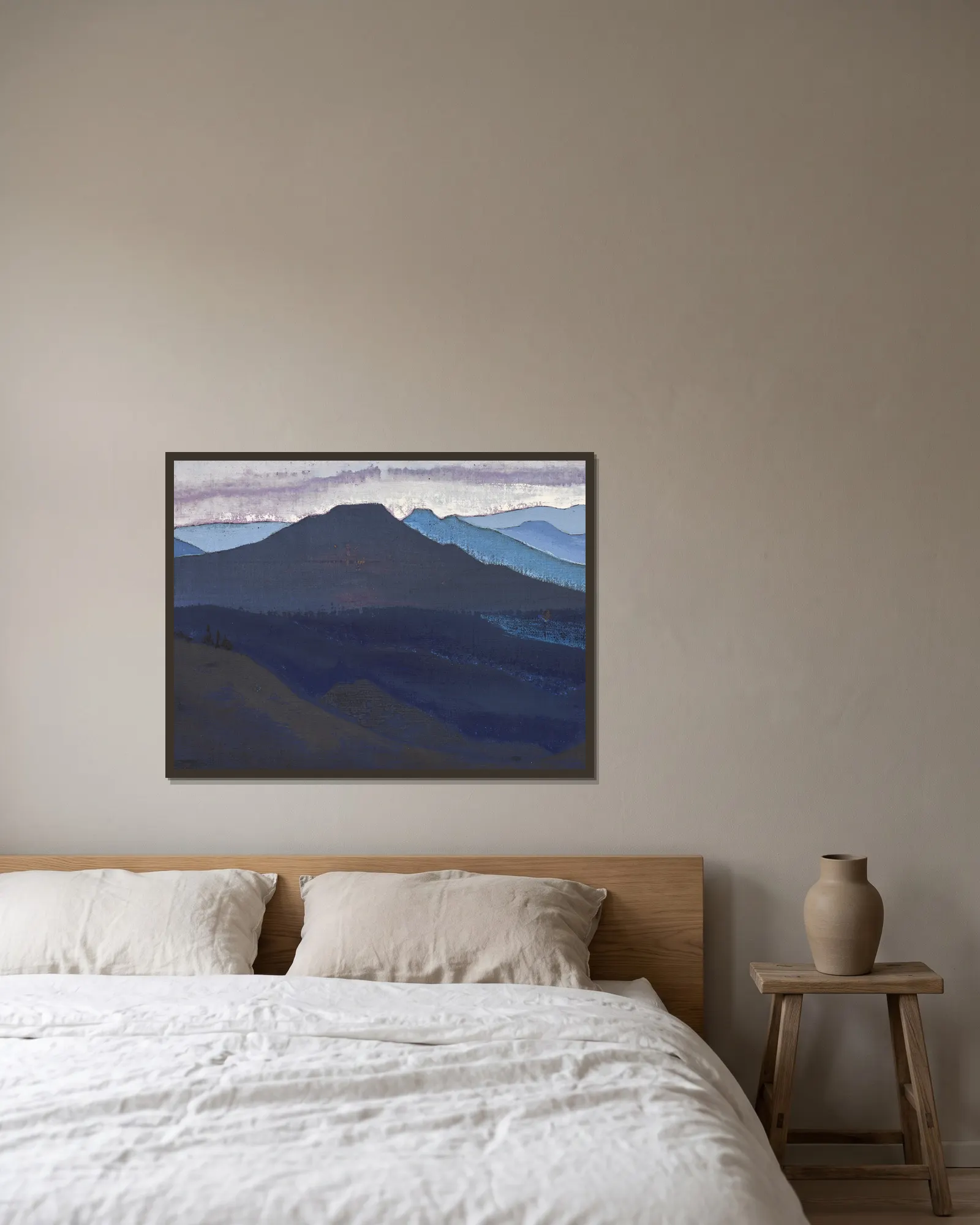Tarbagatai av Nicholas Roerich inramad på en vägg