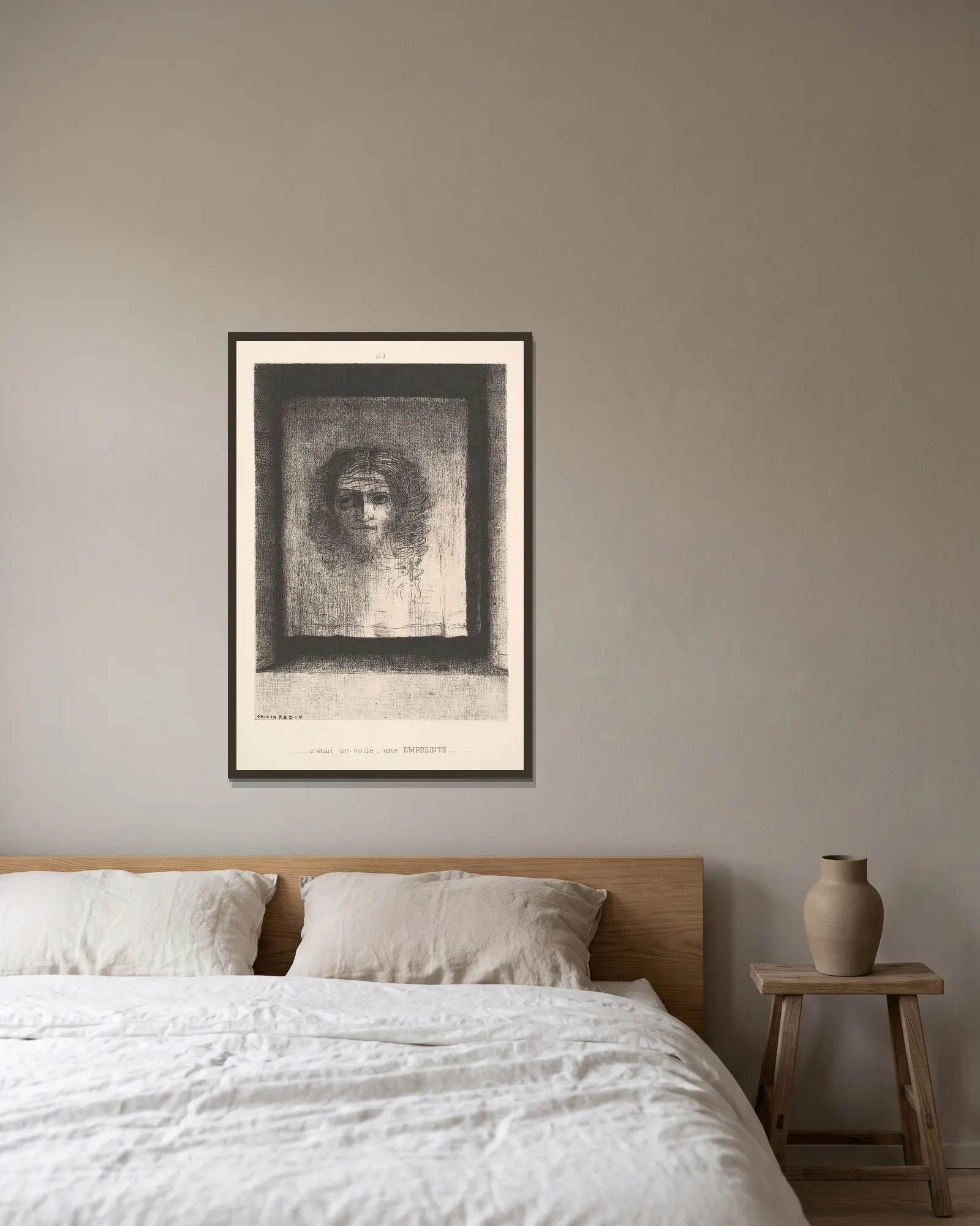 A Veil, a Printed Image av Odilon Redon inramad på en vägg