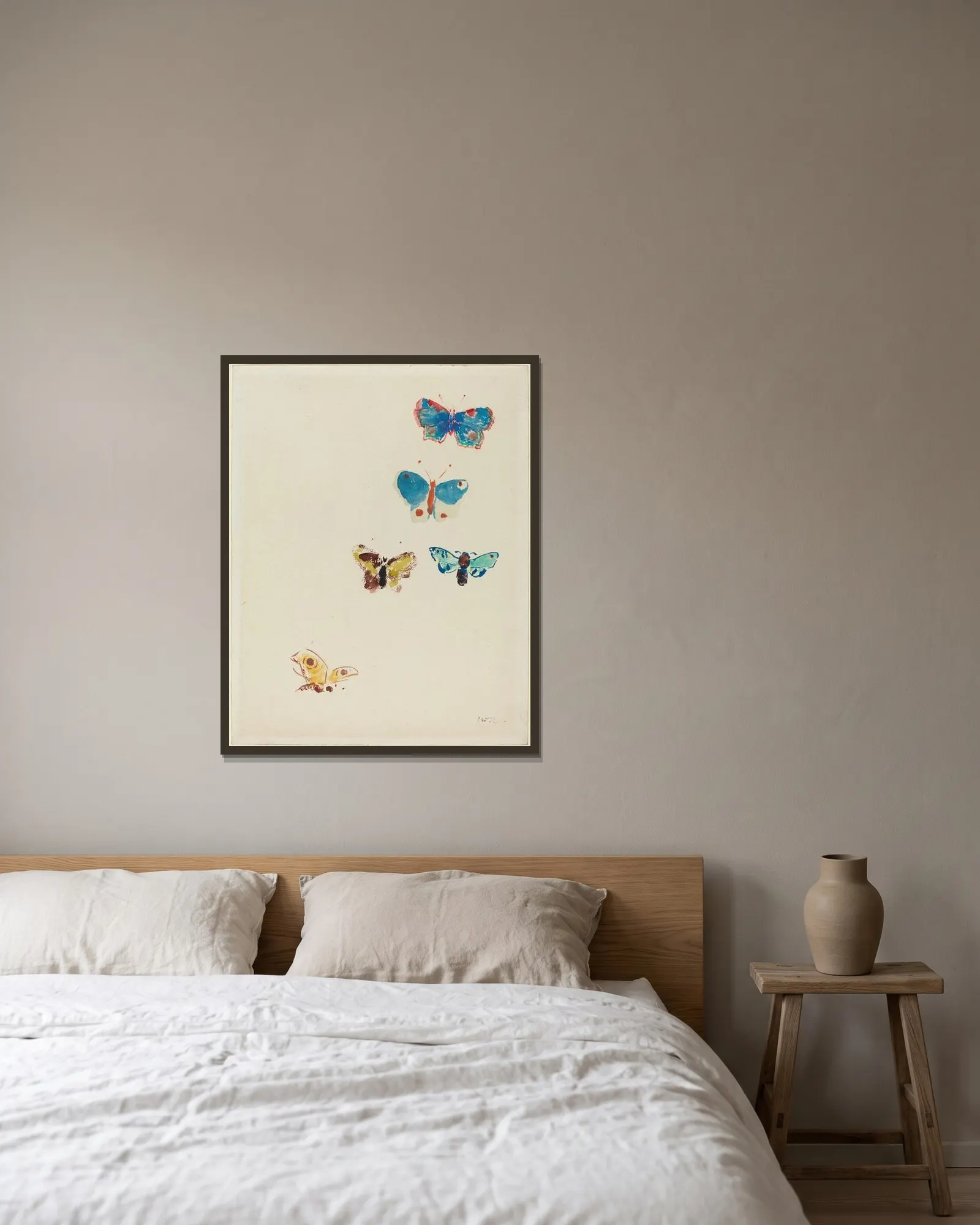 Five Butterflies av Odilon Redon inramad på en vägg