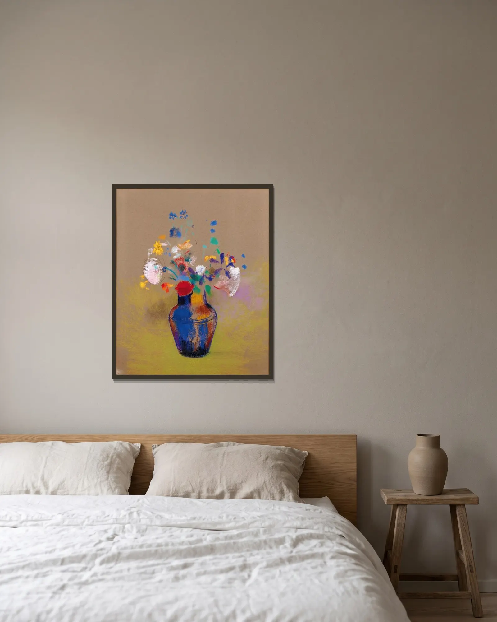 Fleurs Sur Fond Gris av Odilon Redon inramad på en vägg