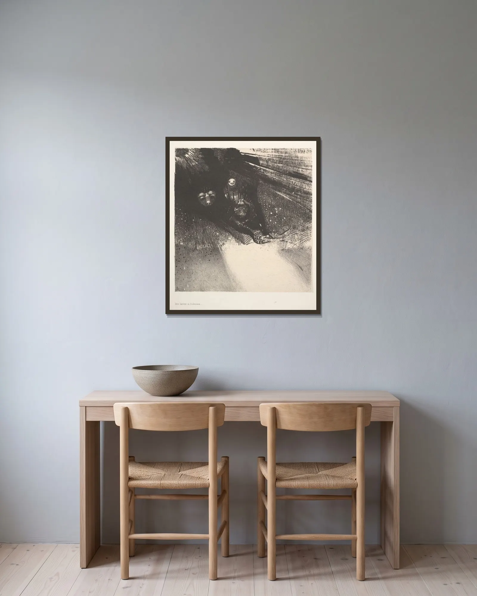 Hideous Larvae av Odilon Redon inramad på en vägg