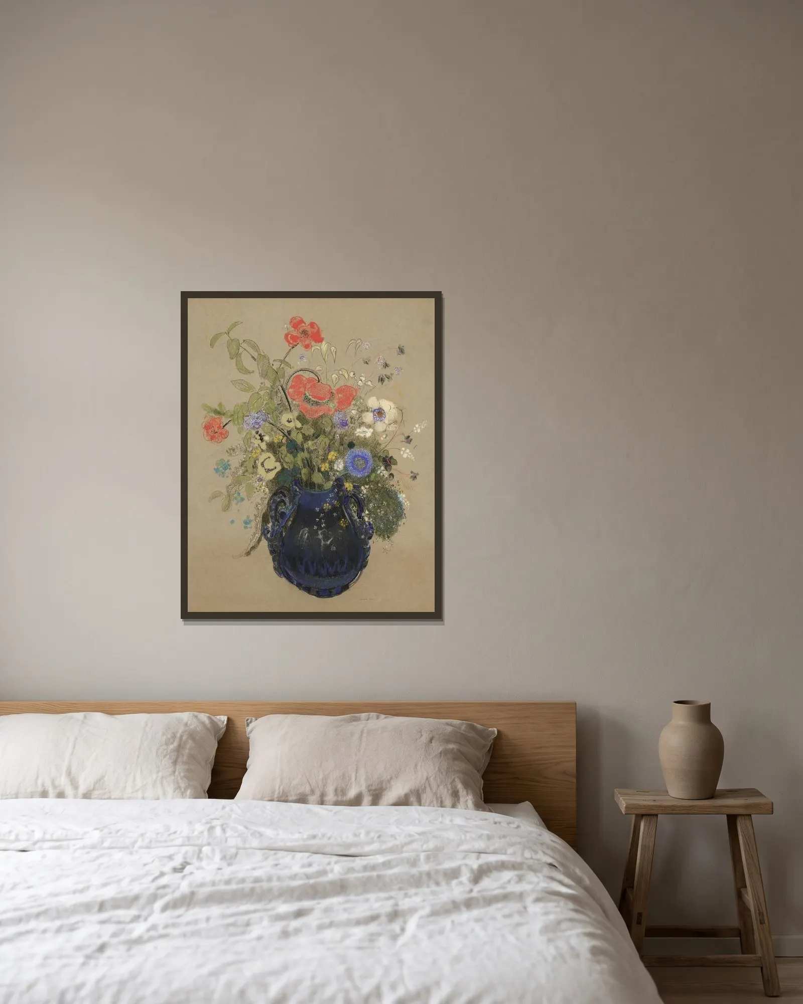 Vase de fleurs av Odilon Redon inramad på en vägg
