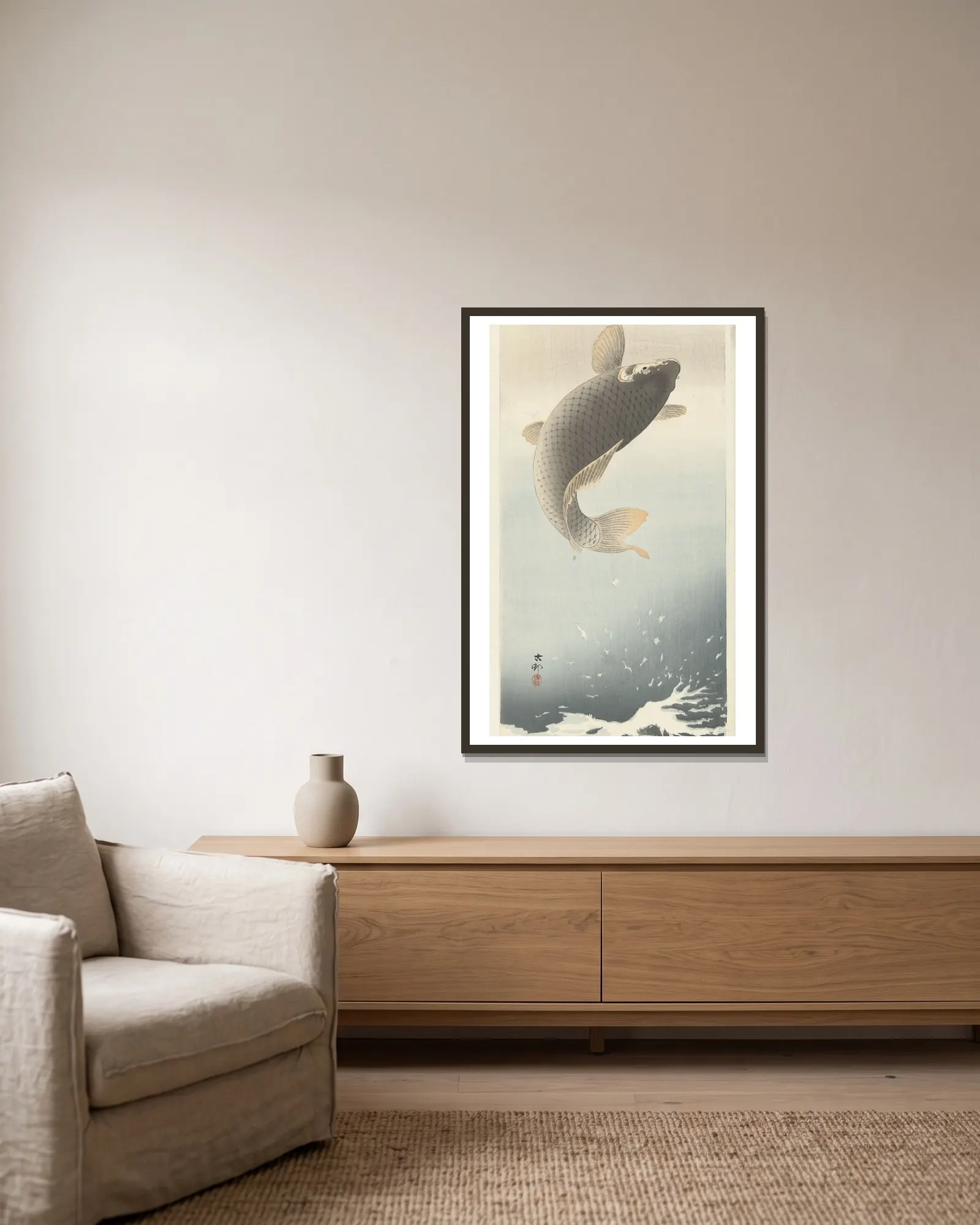 Carp av Ohara Koson inramad på en vägg