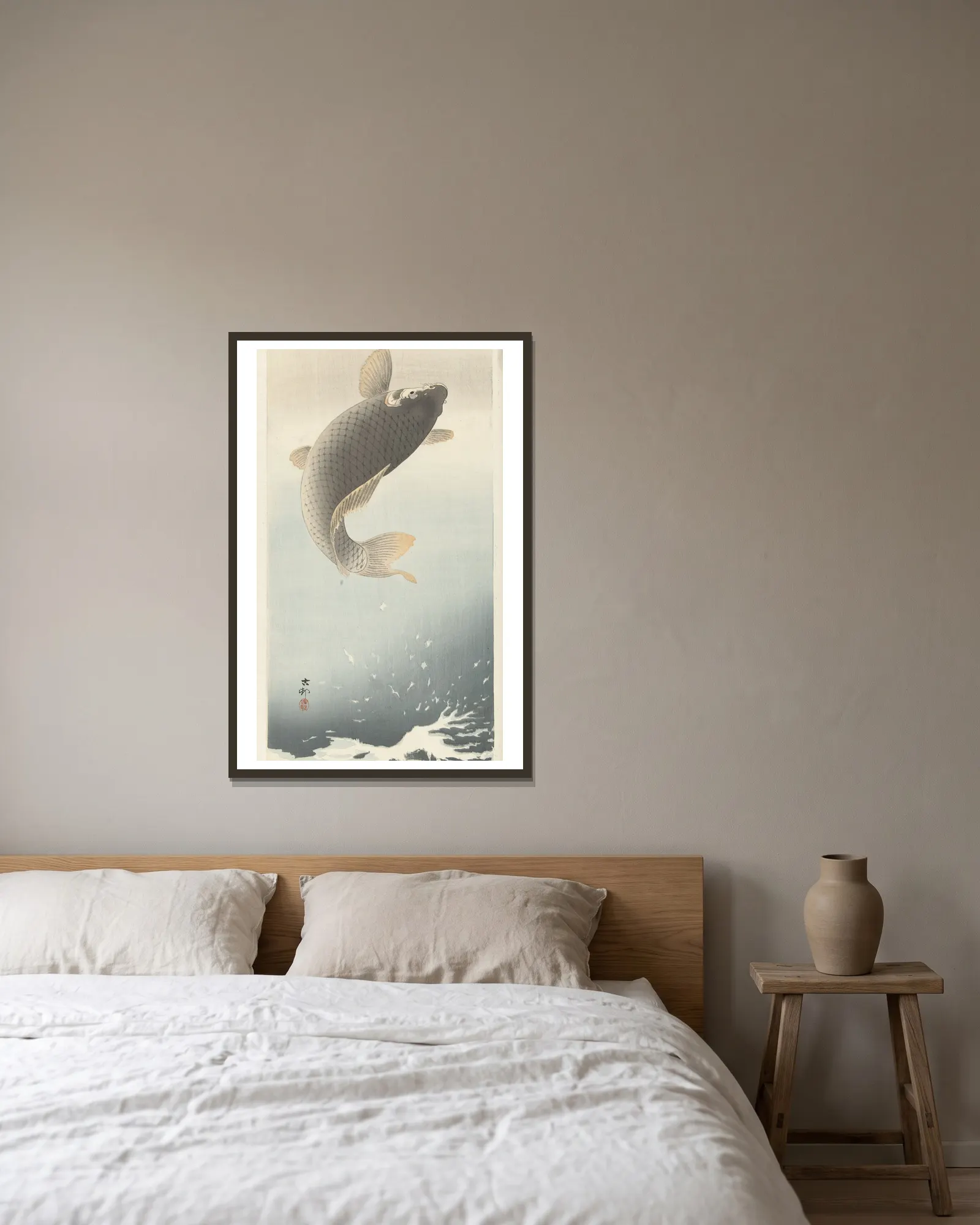 Carp av Ohara Koson inramad på en vägg