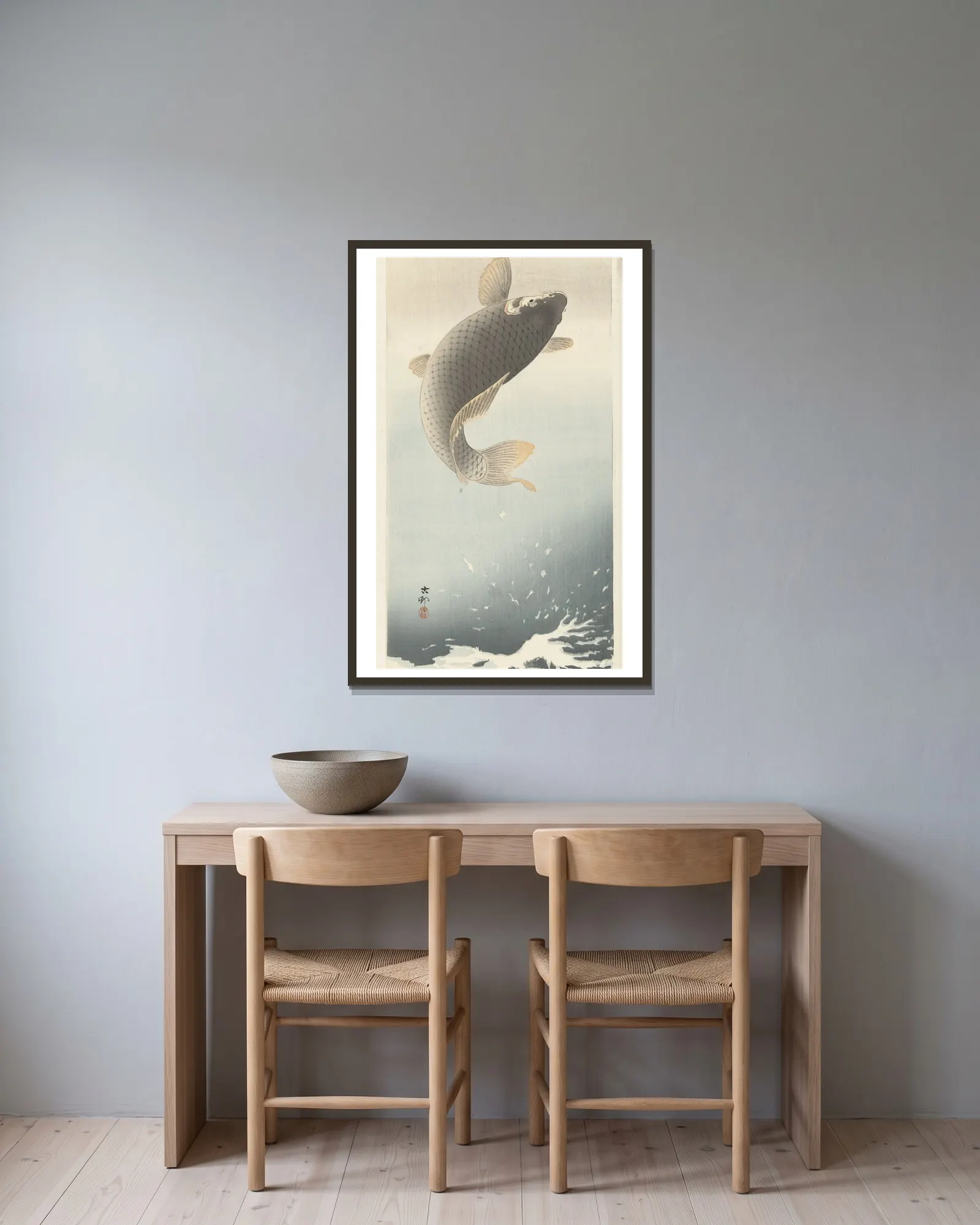Carp av Ohara Koson inramad på en vägg