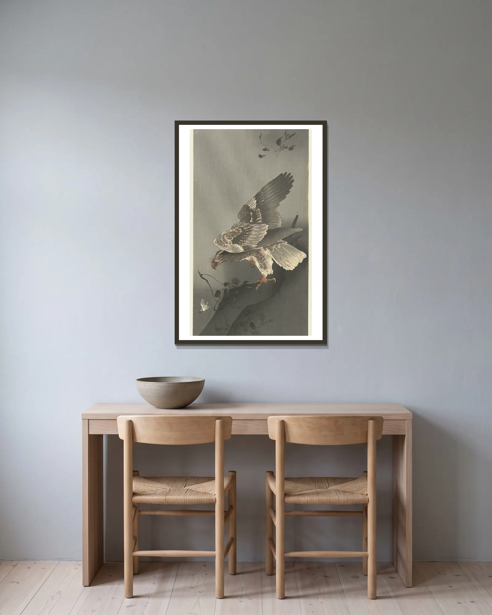 Eagle lurking for prey av Ohara Koson inramad på en vägg