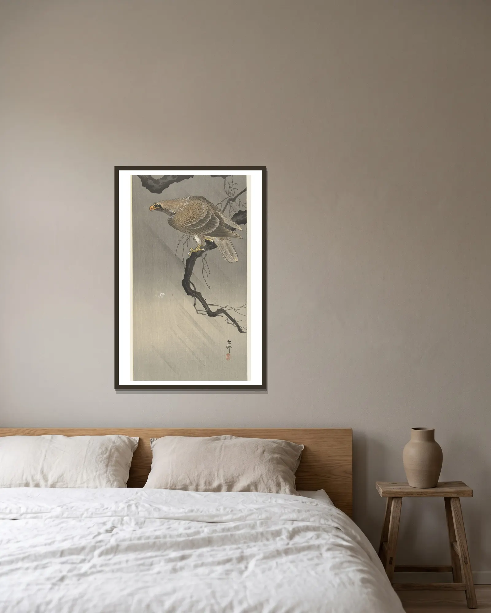 Eagle on branch av Ohara Koson inramad på en vägg