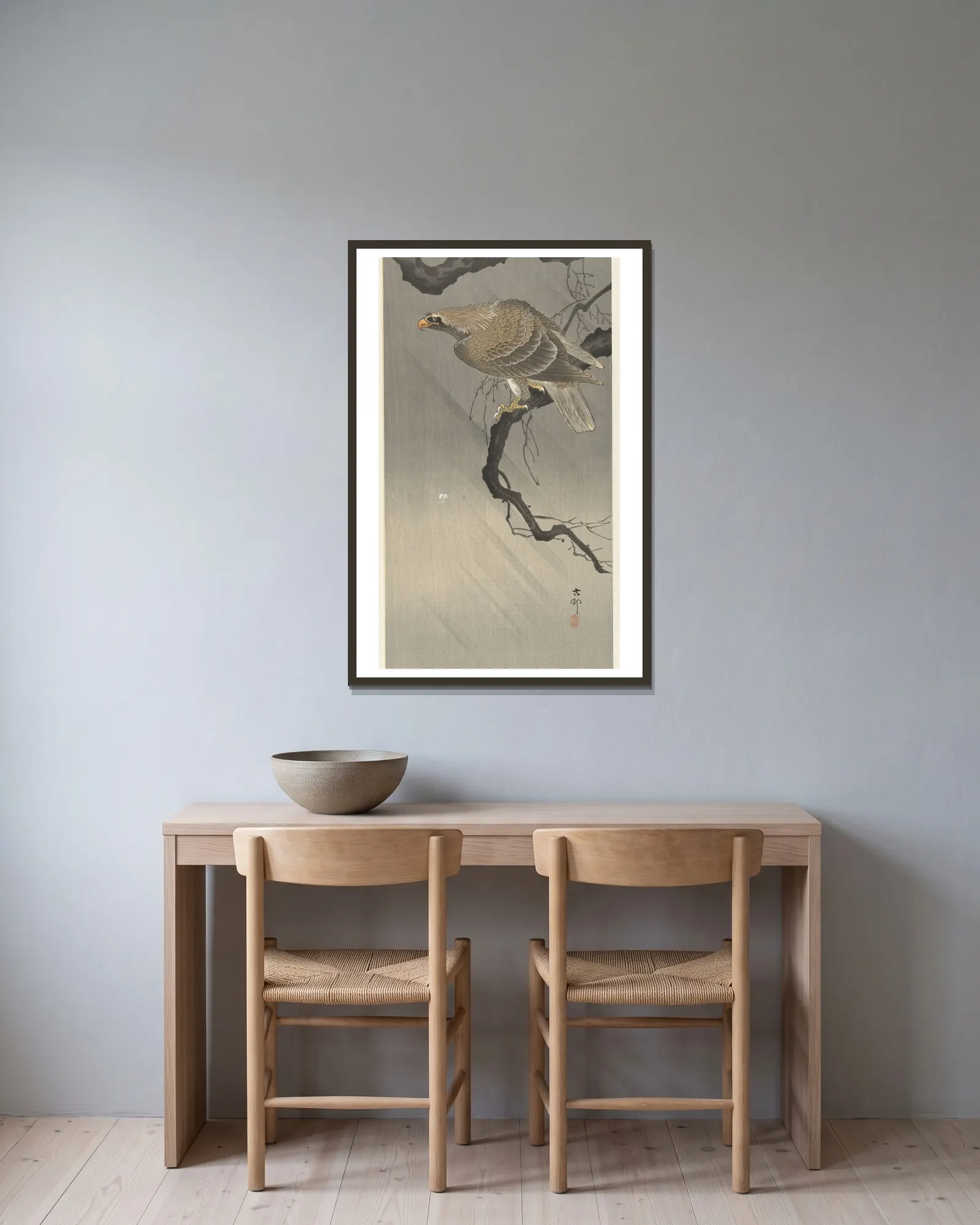 Eagle on branch av Ohara Koson inramad på en vägg