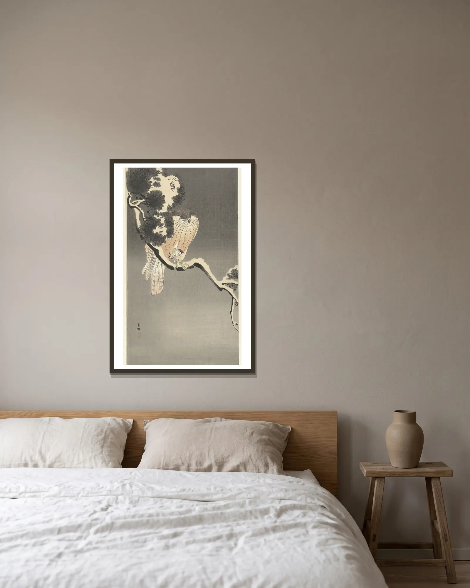 Hawk with sparrow av Ohara Koson inramad på en vägg