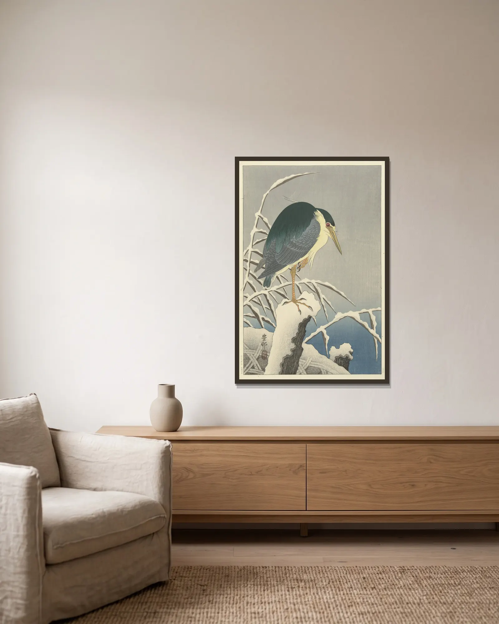 Heron in snow av Ohara Koson inramad på en vägg