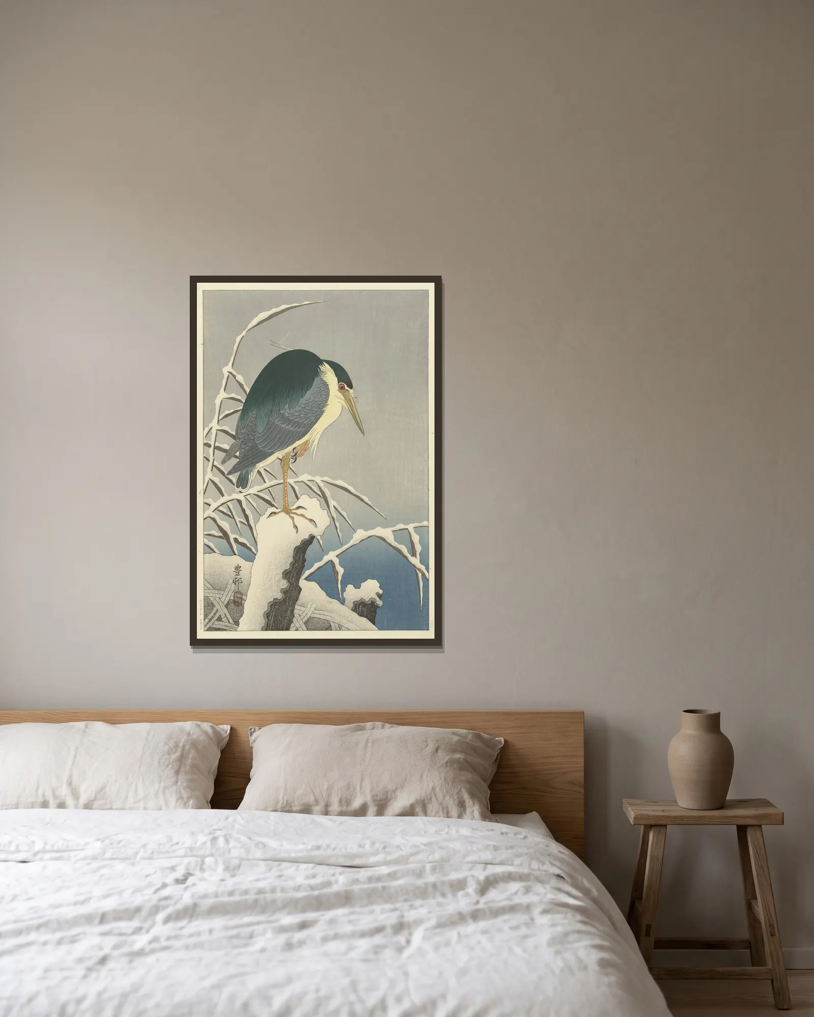 Heron in snow av Ohara Koson inramad på en vägg