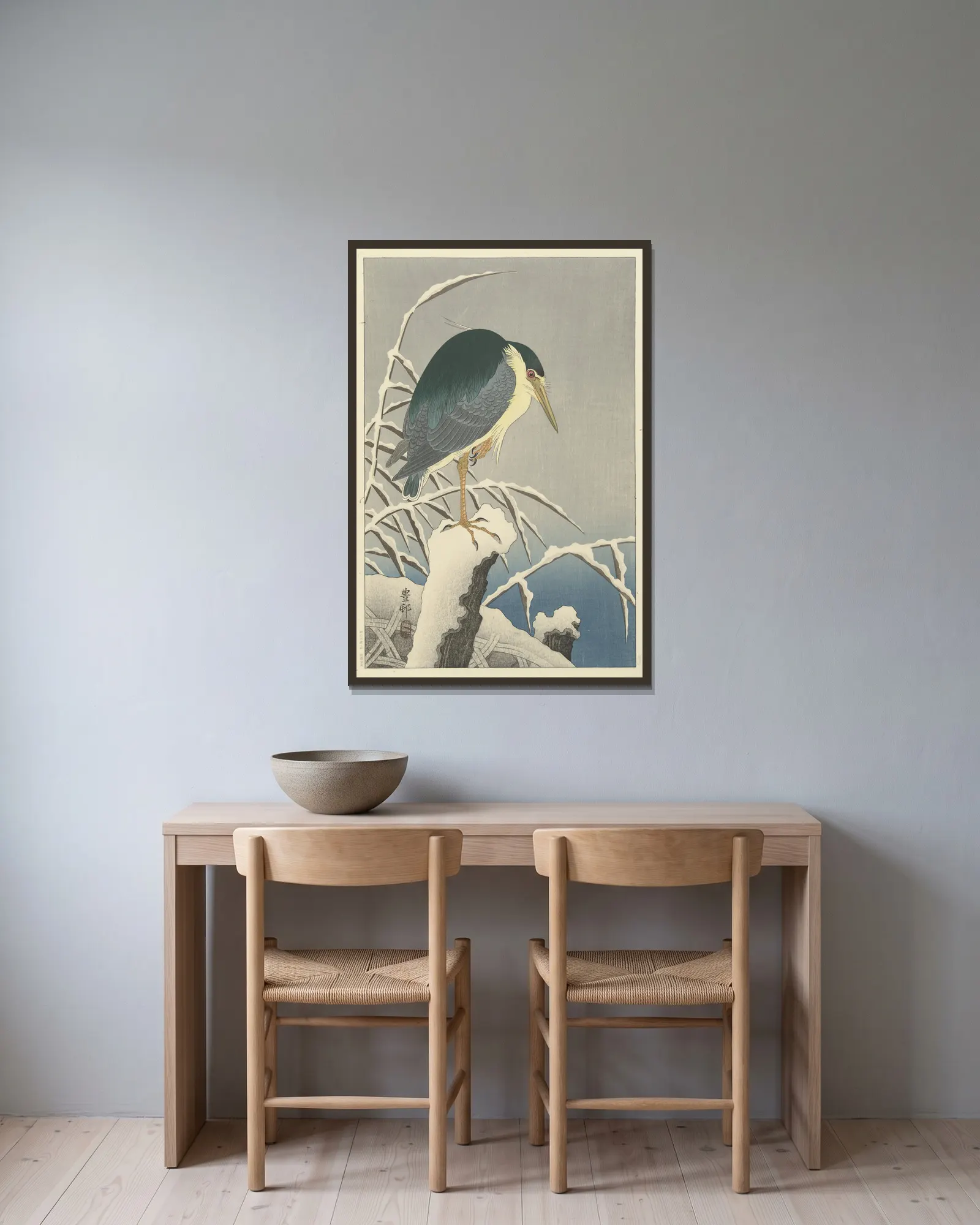 Heron in snow av Ohara Koson inramad på en vägg