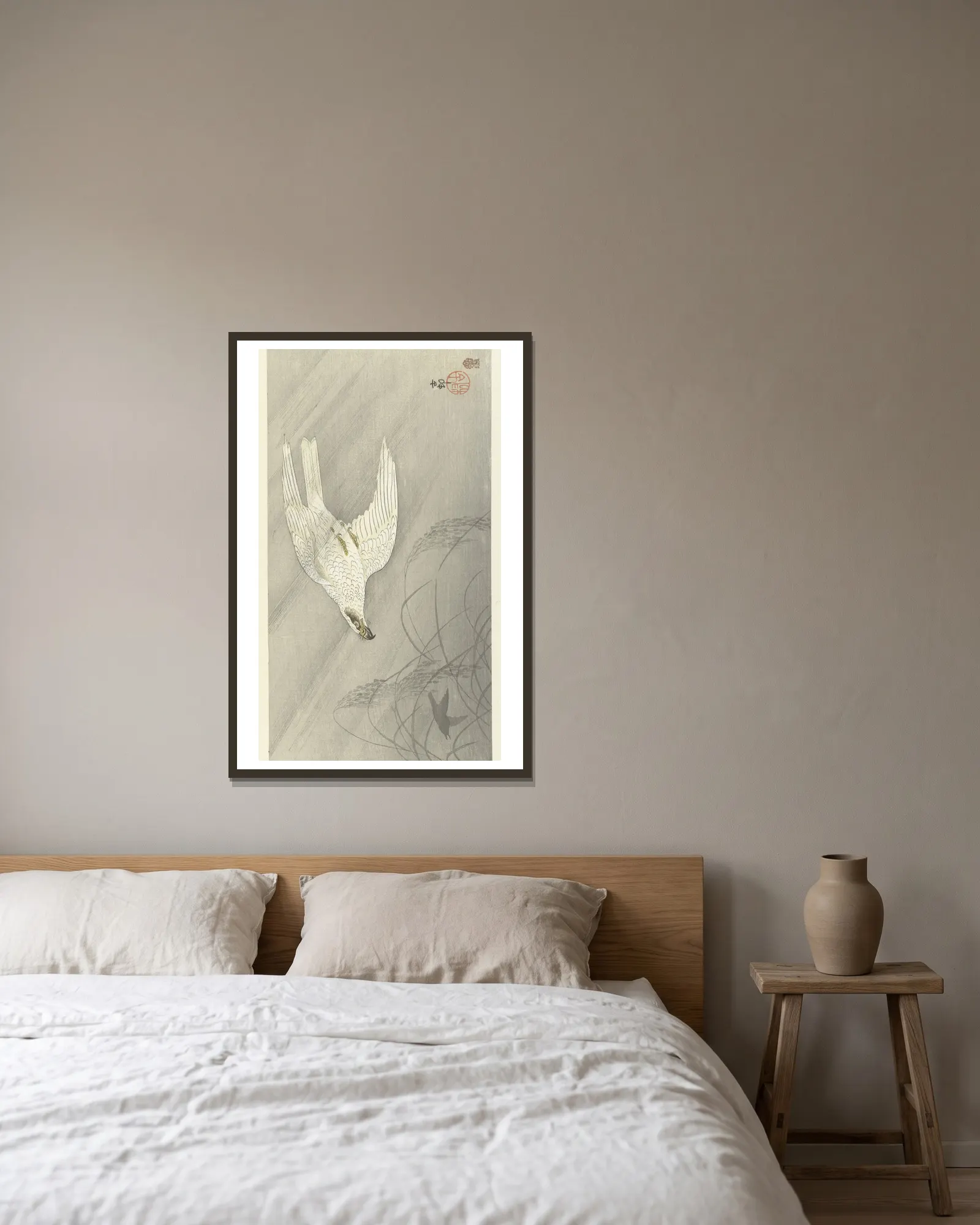 Hunting hawk av Ohara Koson inramad på en vägg