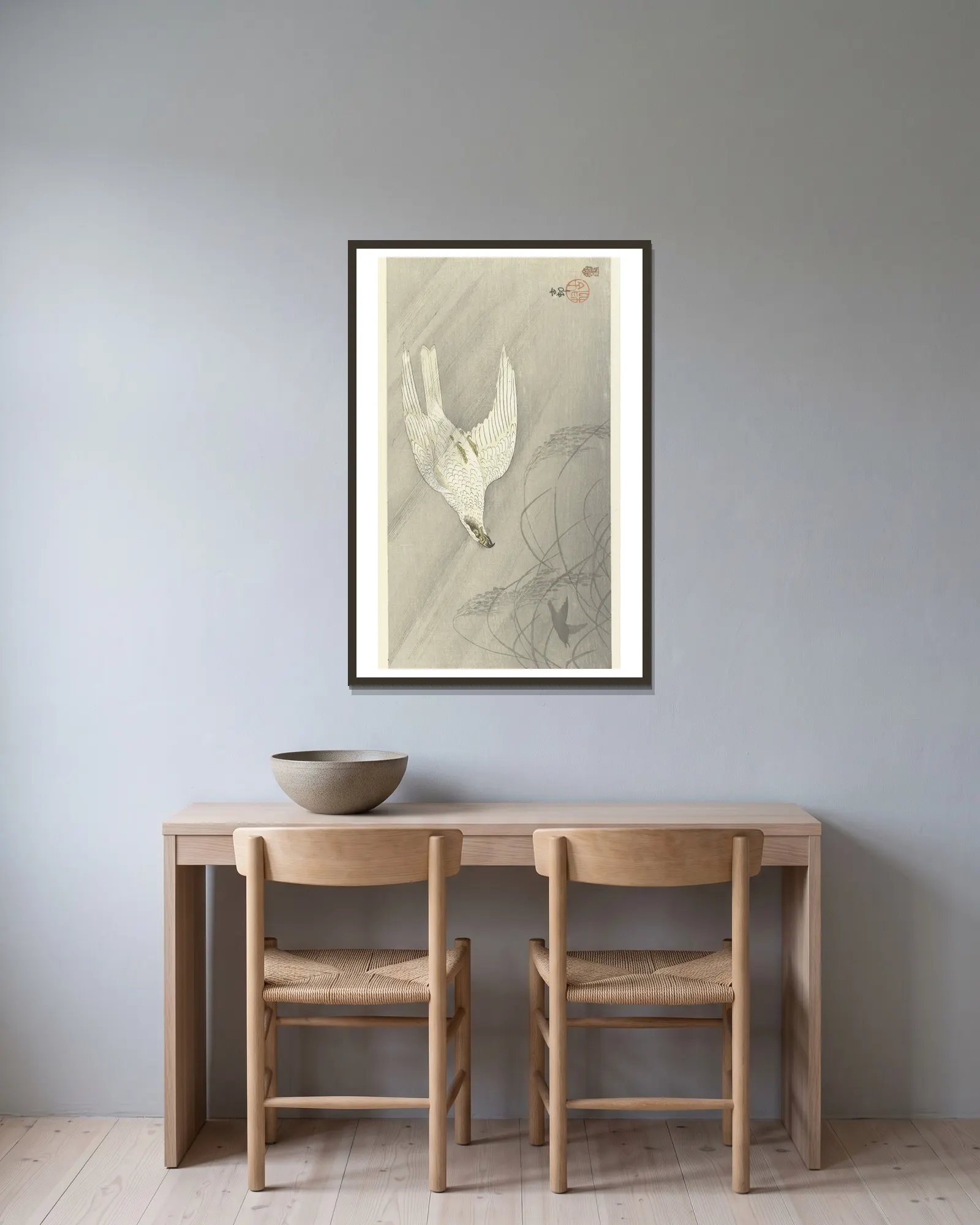 Hunting hawk av Ohara Koson inramad på en vägg