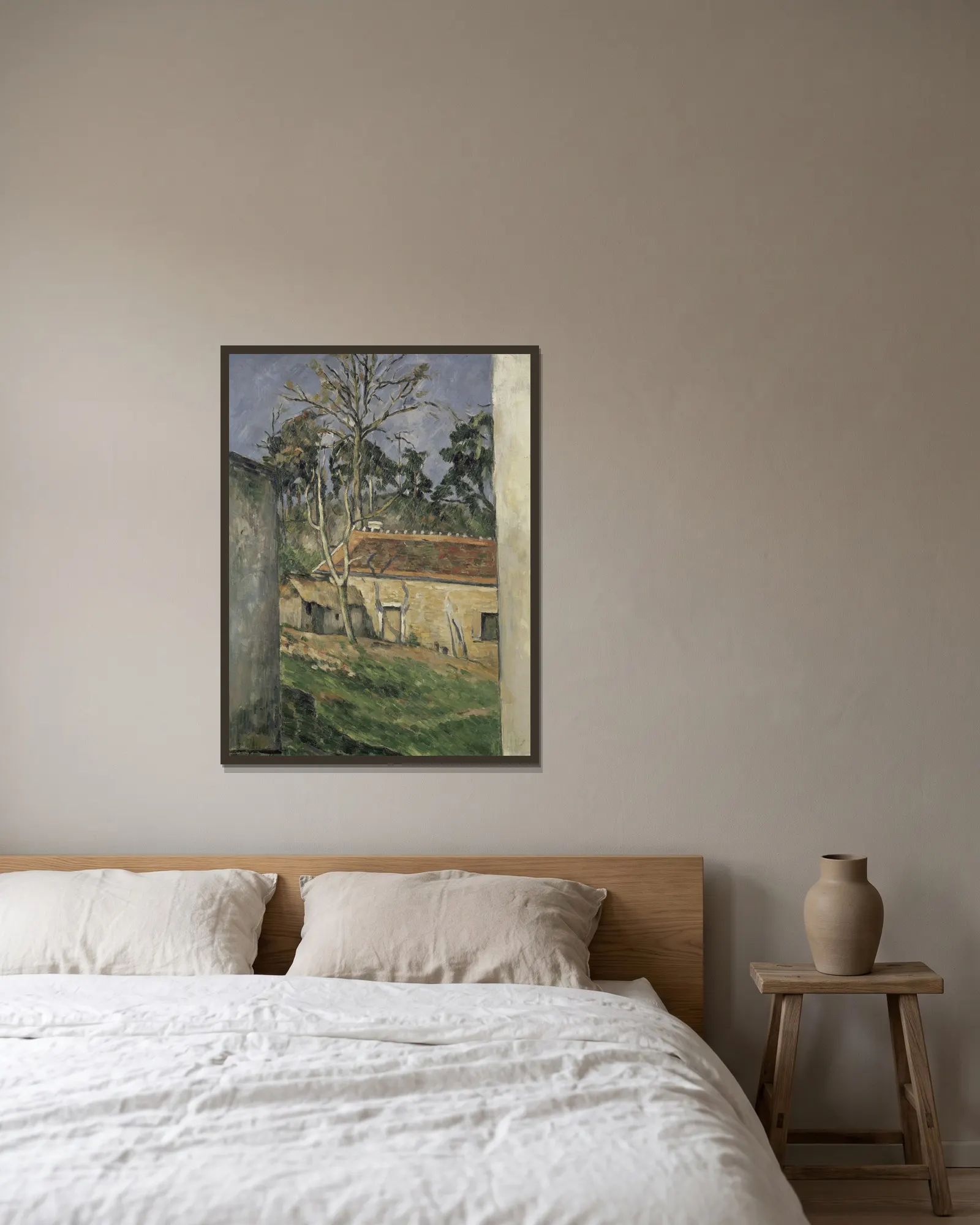 Farmyard av Paul Cézanne inramad på en vägg