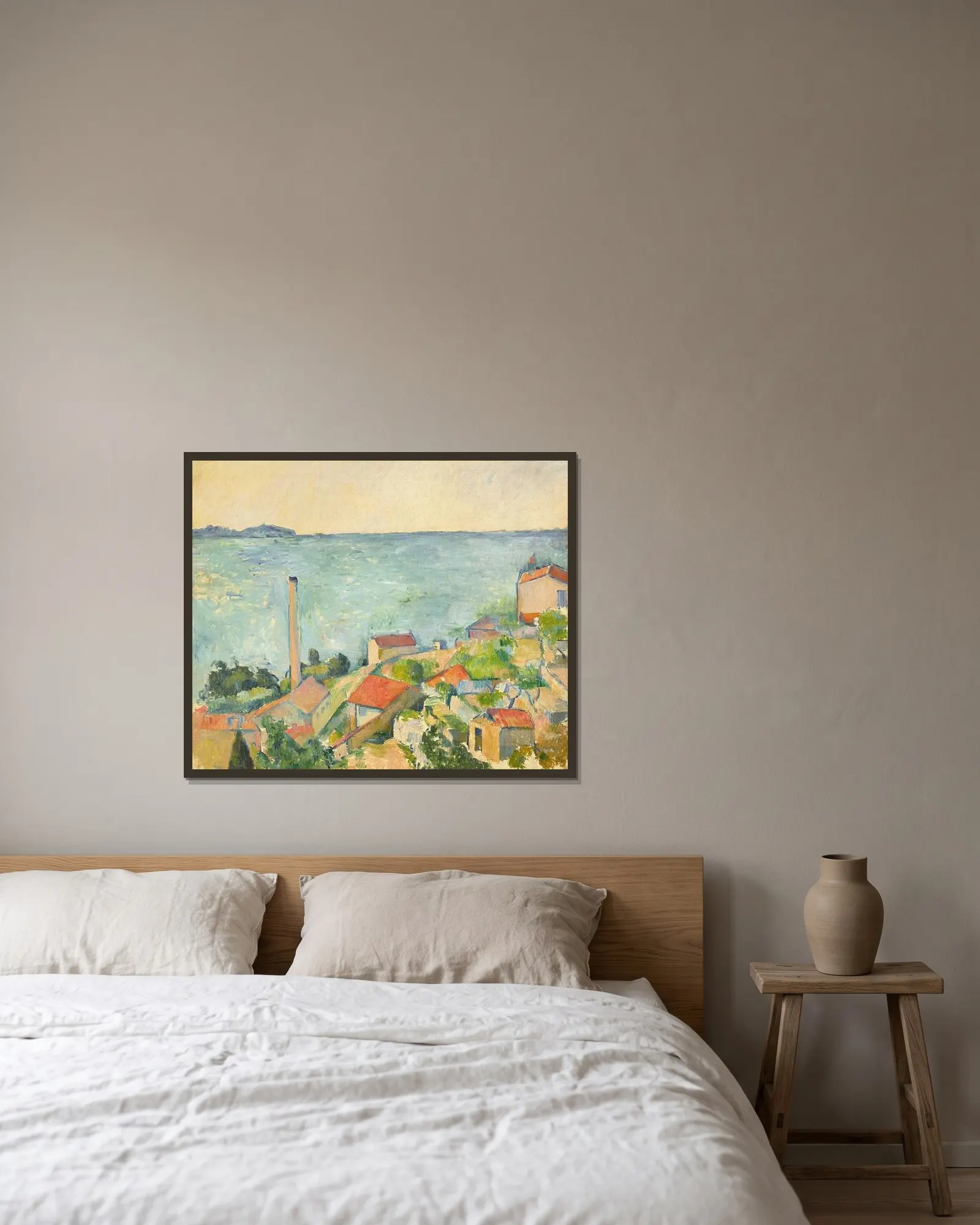 La mer à l’Estaque av Paul Cézanne inramad på en vägg