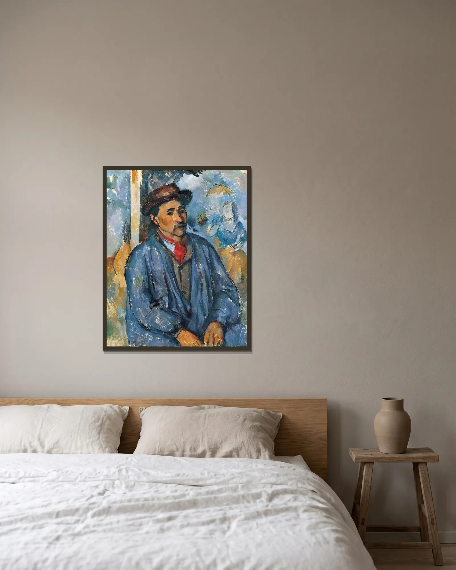 Man in a Blue Smock av Paul Cézanne inramad på en vägg