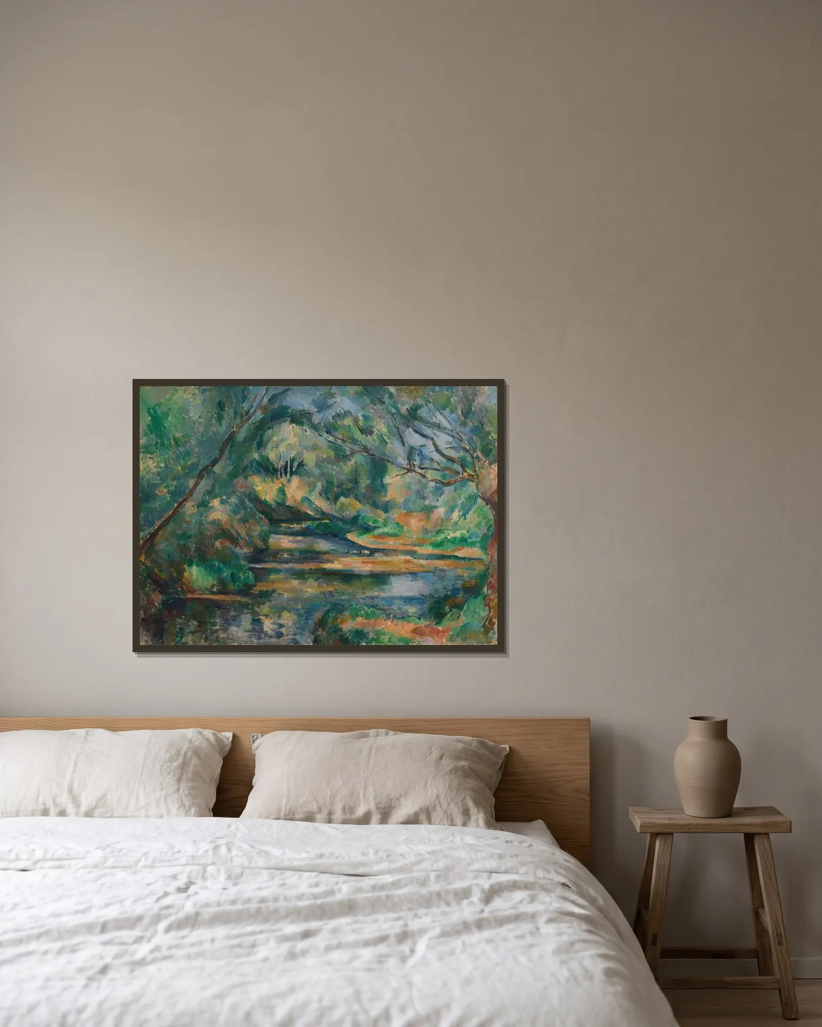 The Brook av Paul Cézanne inramad på en vägg