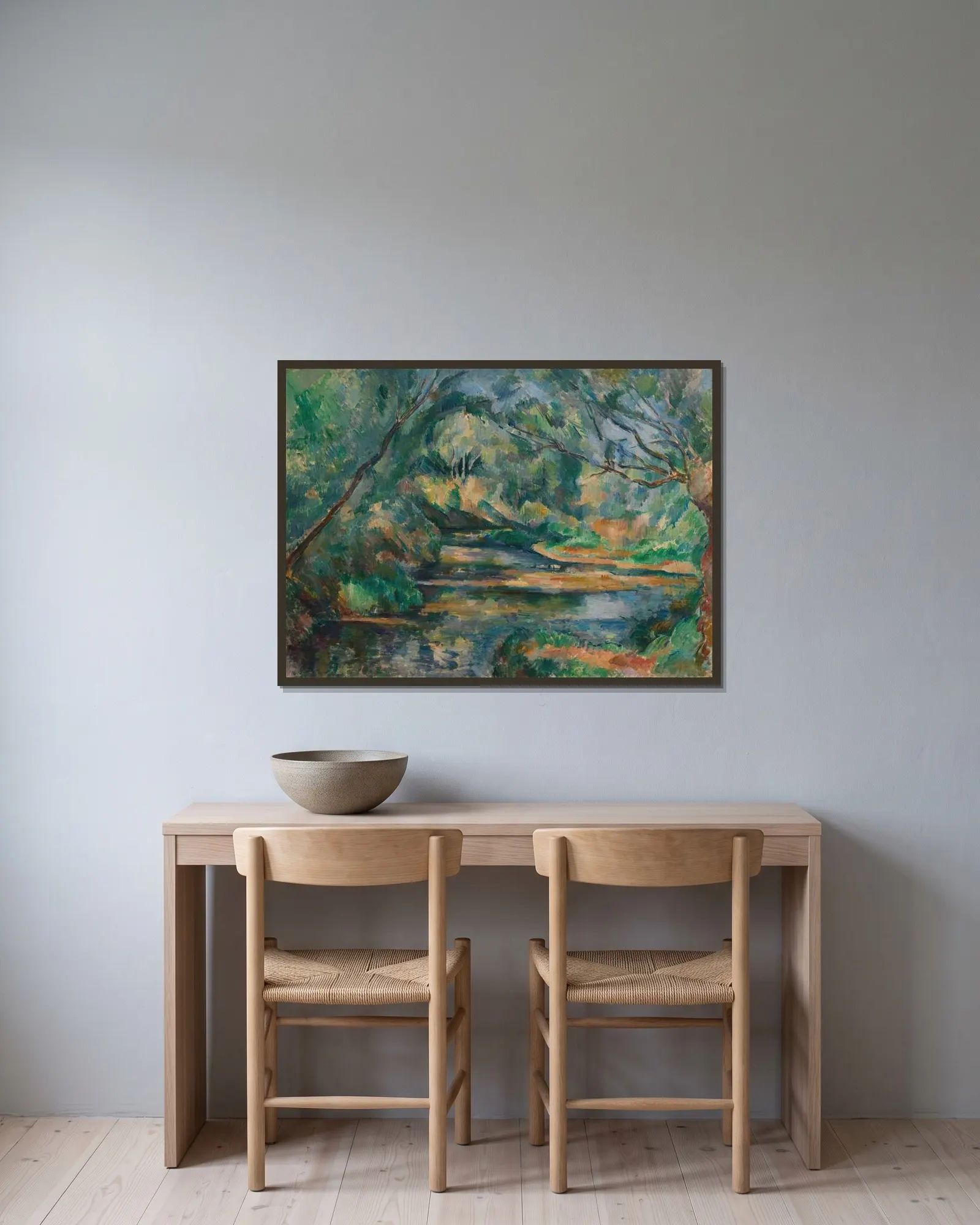 The Brook av Paul Cézanne inramad på en vägg