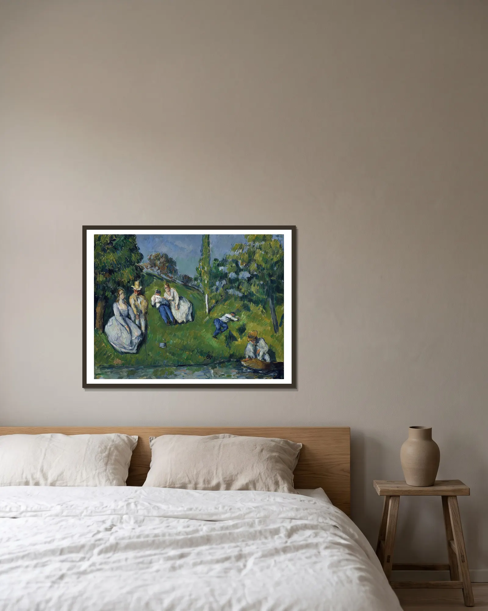 The Pond av Paul Cézanne inramad på en vägg