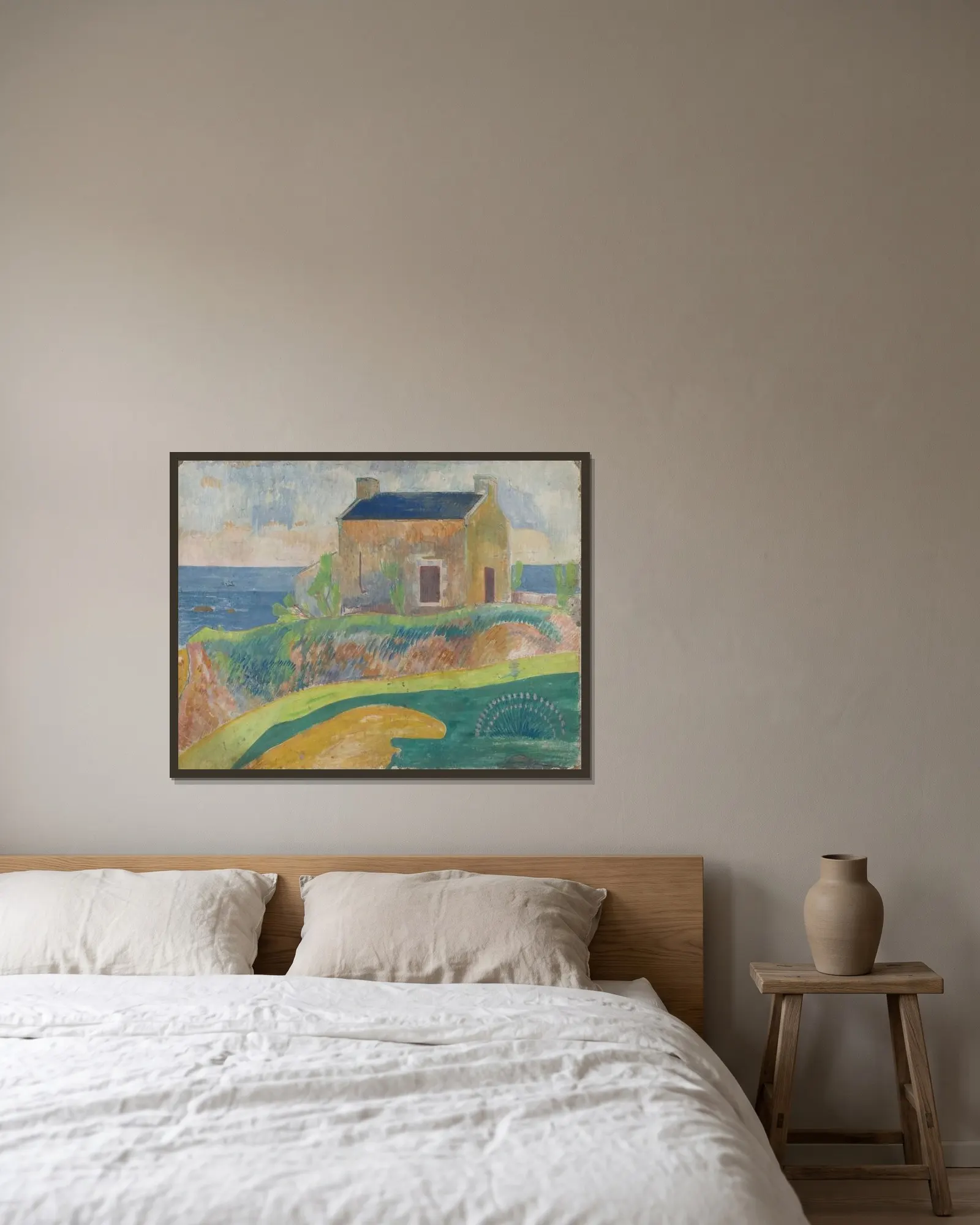 La Maison Du Pendu av Paul Gauguin inramad på en vägg