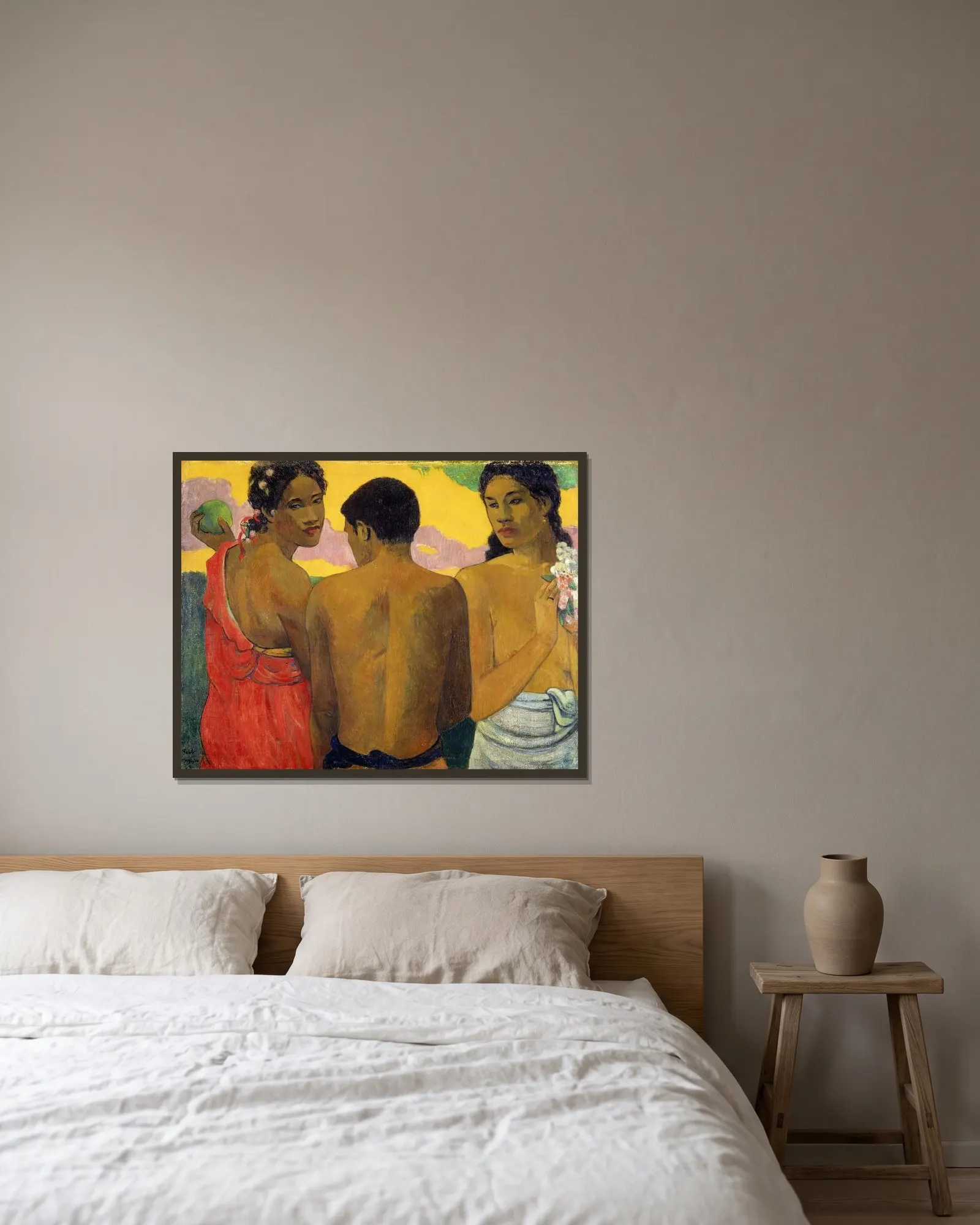 Three Tahitians av Paul Gauguin inramad på en vägg