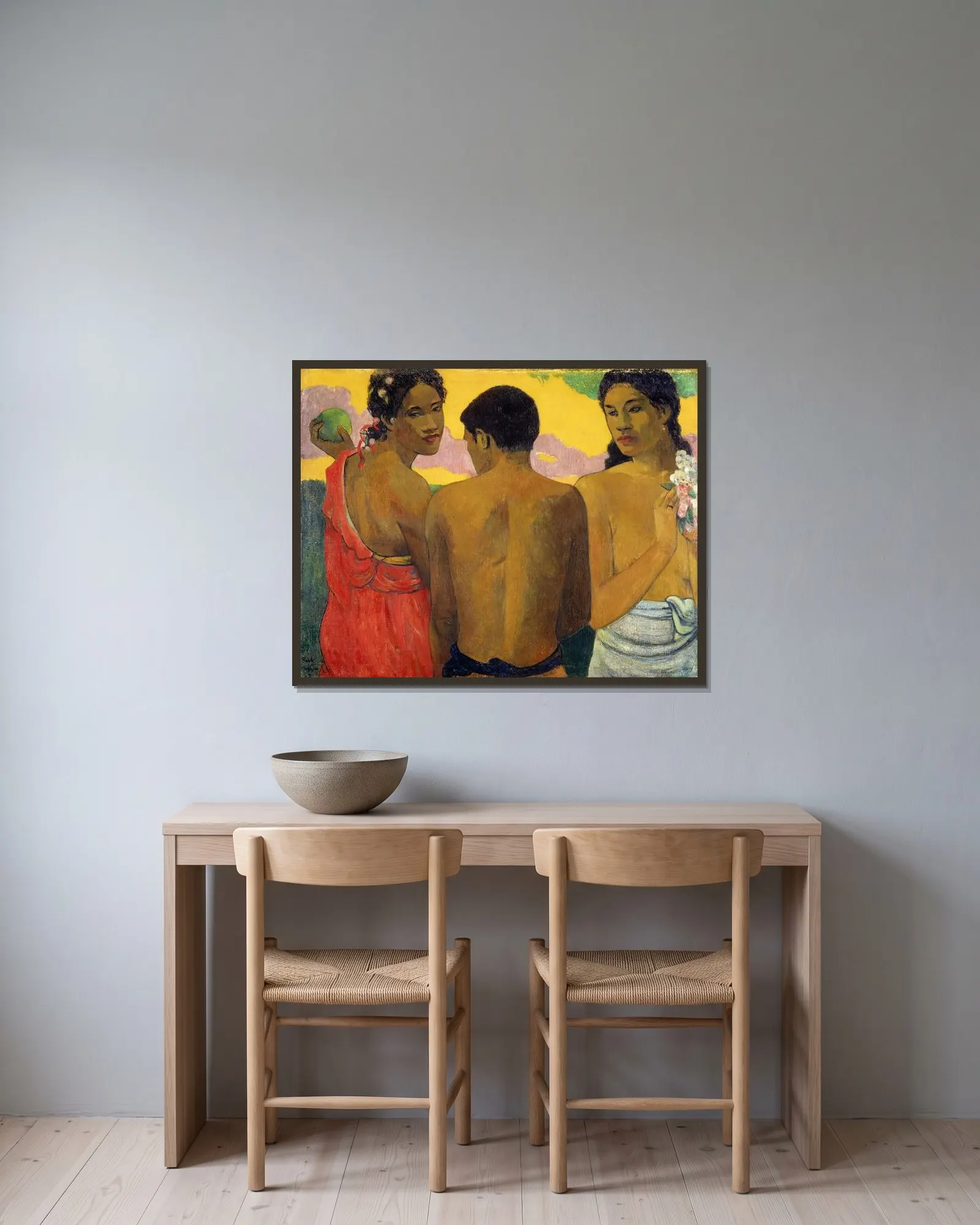 Three Tahitians av Paul Gauguin inramad på en vägg