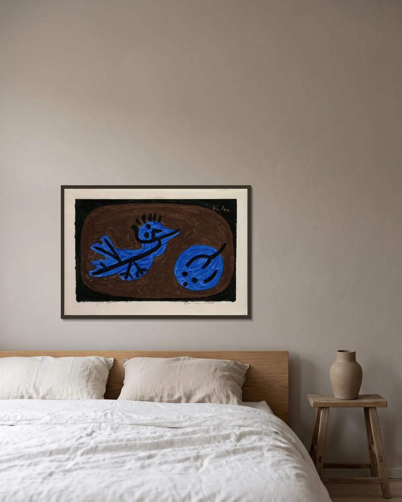 Blue-Bird-Pumpkin av Paul Klee inramad på en vägg