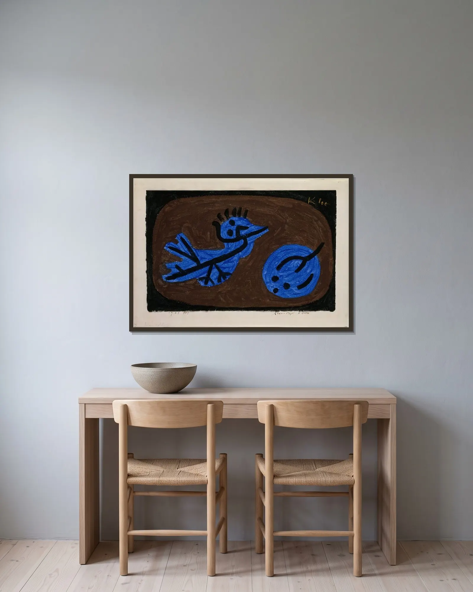 Blue-Bird-Pumpkin av Paul Klee inramad på en vägg
