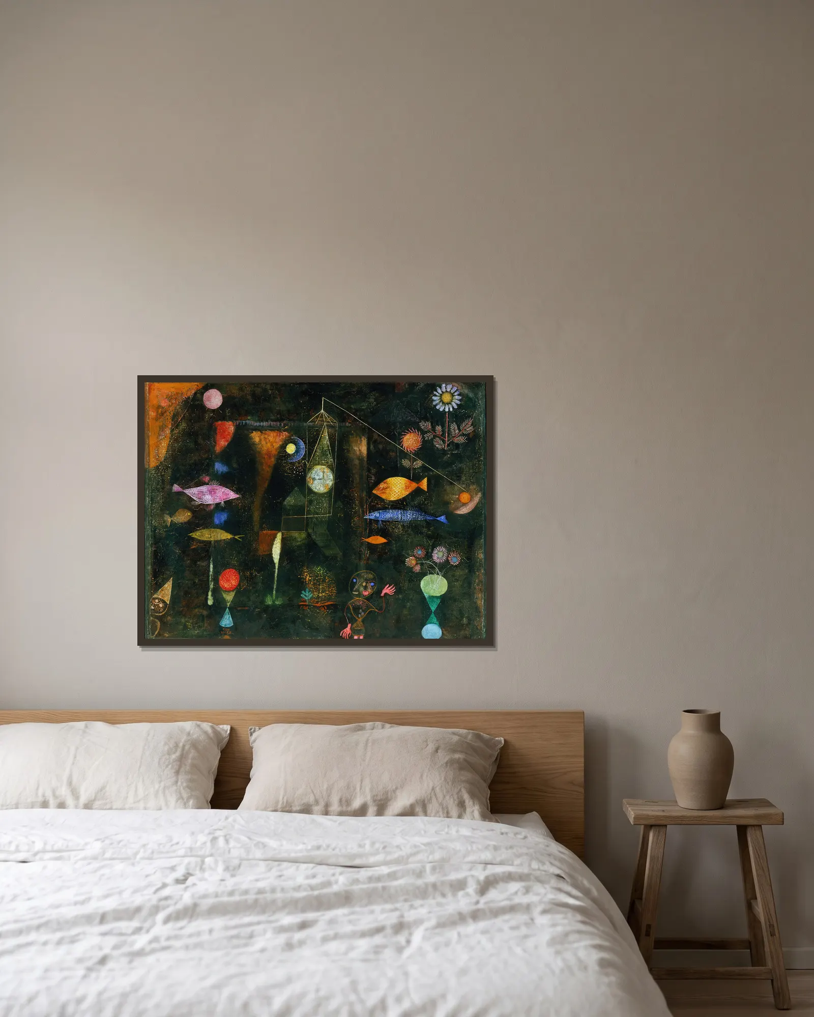 Fish Magic av Paul Klee inramad på en vägg