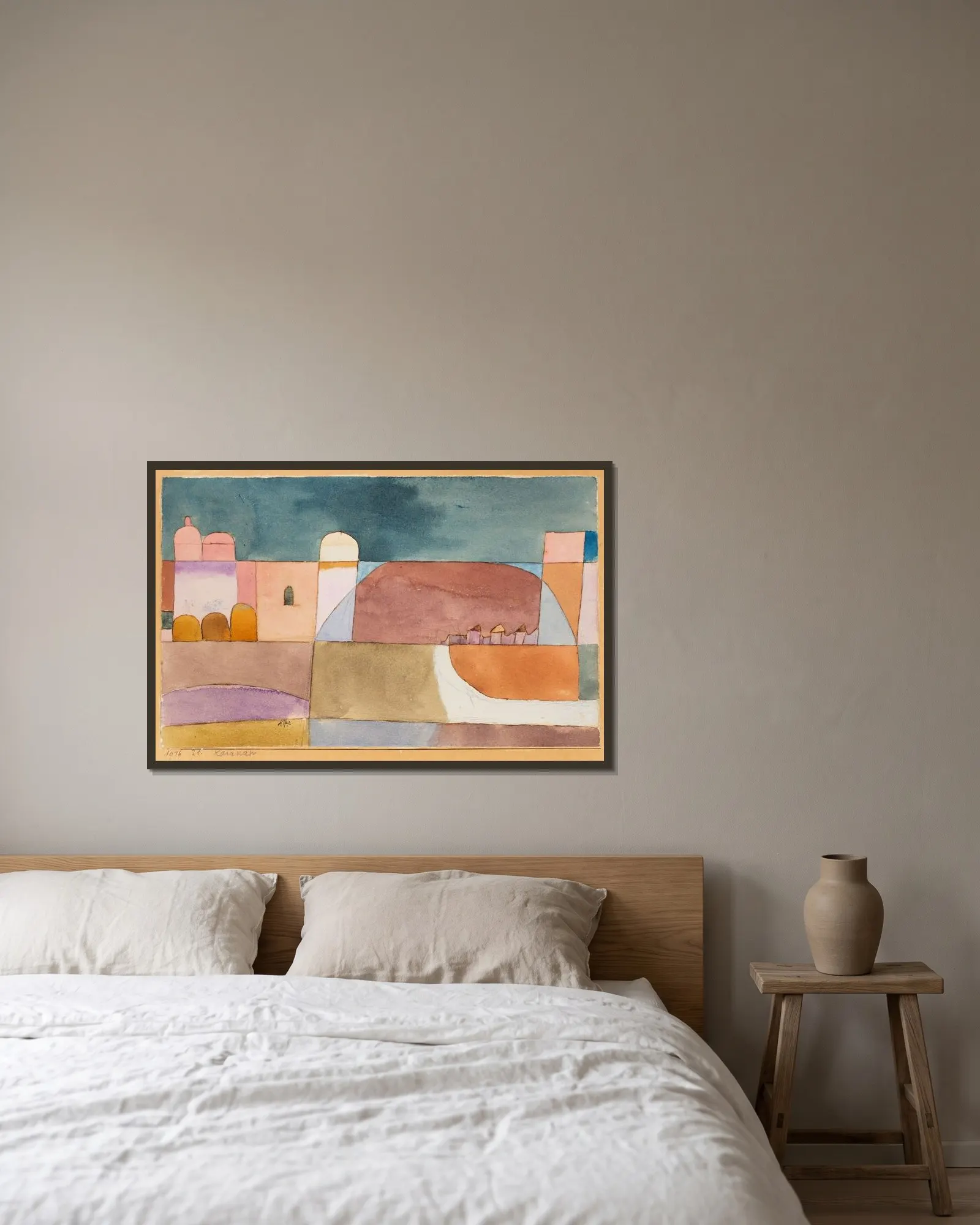 Kairuan (Kairuan mit den Kamelen und dem Esel) av Paul Klee inramad på en vägg