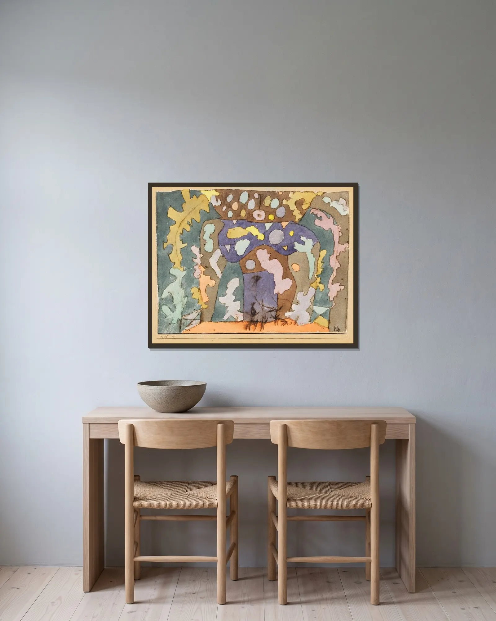 Kleines Bühnenbild av Paul Klee inramad på en vägg